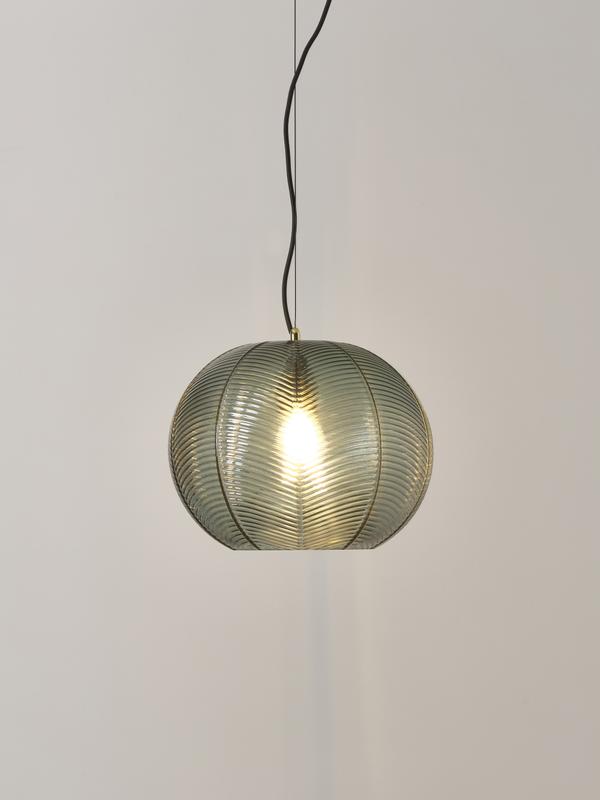 Taklampa gjord av tonat glas