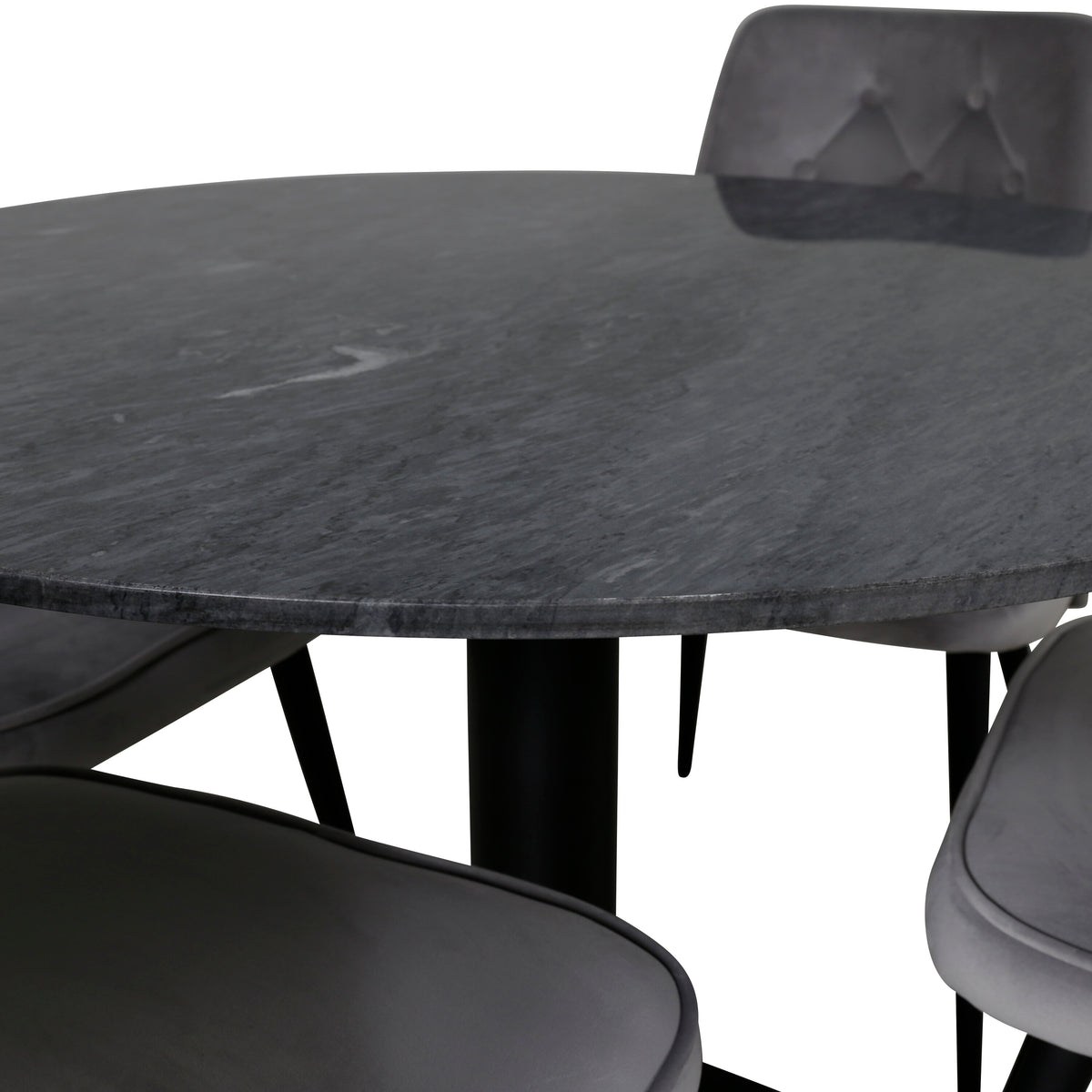 Estelle Matbord med Velvet Deluxe Stolarna – Bord: ⌀106 Stol: 66x88,5x50