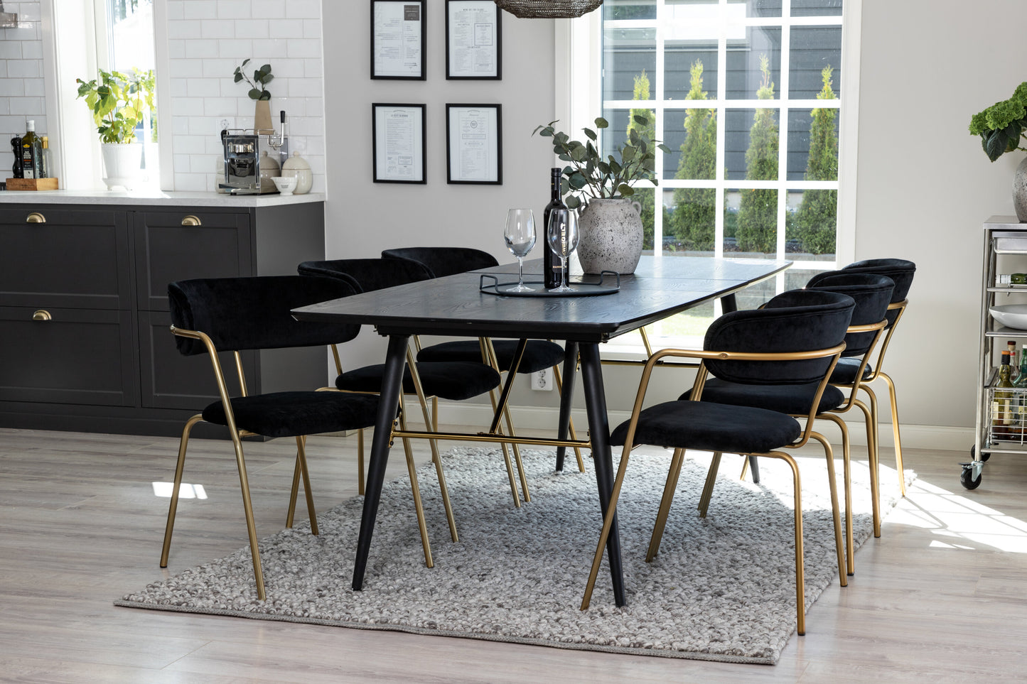 Gold Matbord med Arrow Stolarna Matgrupp