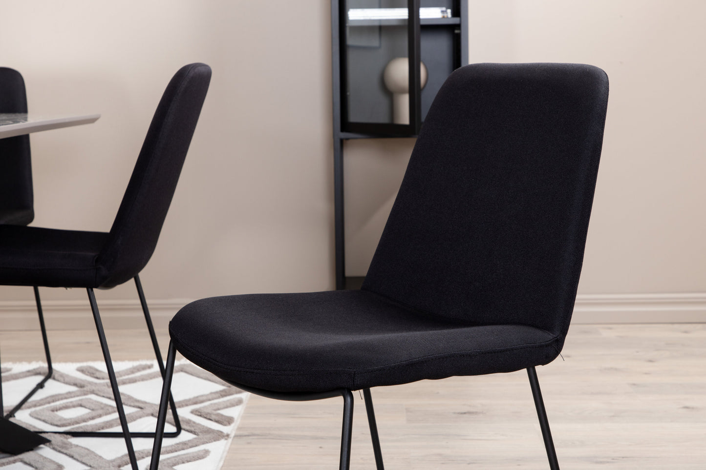 Piazza Matbord med Muce Stolarna Matgrupp