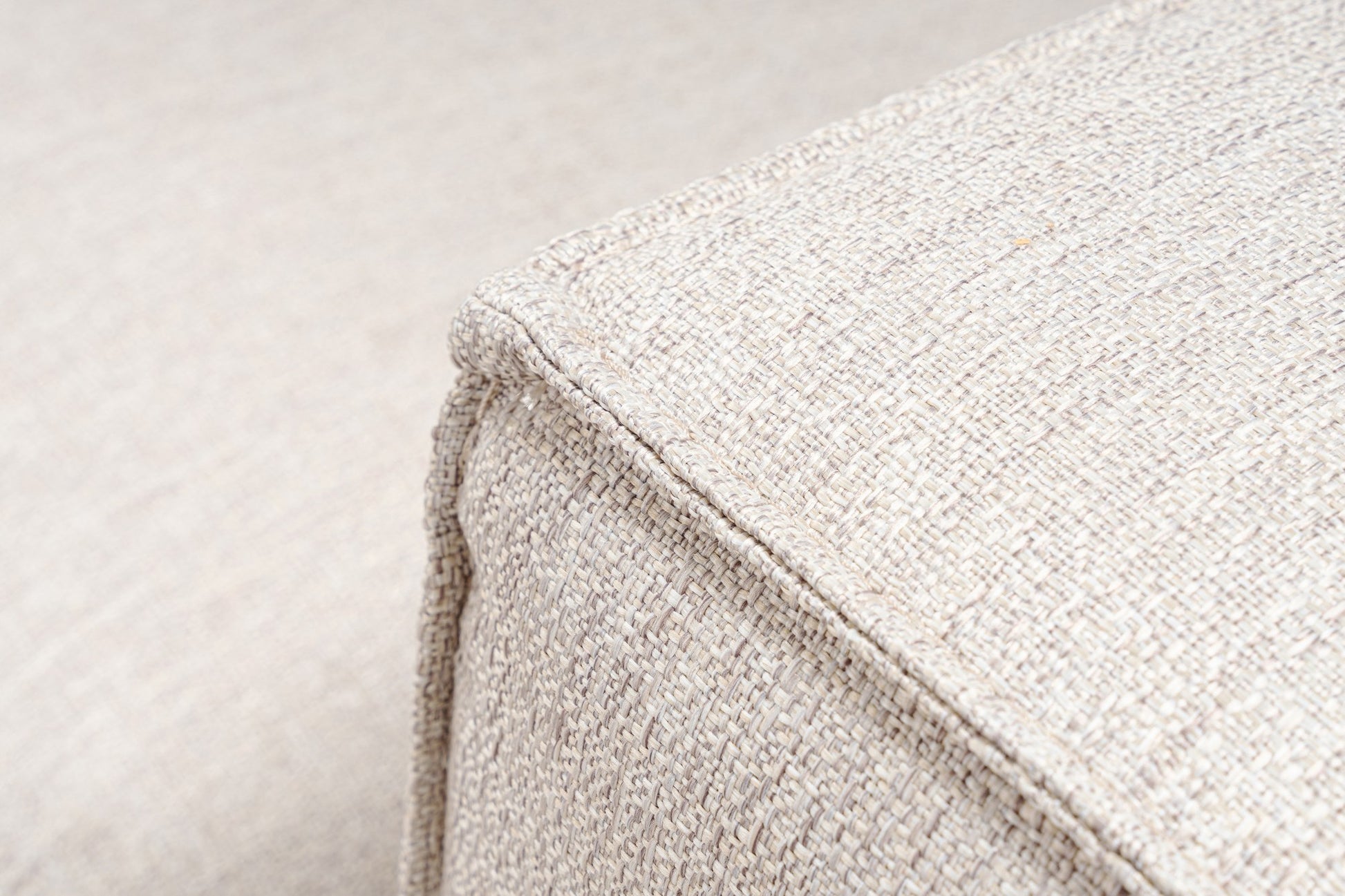 Lora (L1-O1-1R-POUFFE ) hörnsoffa