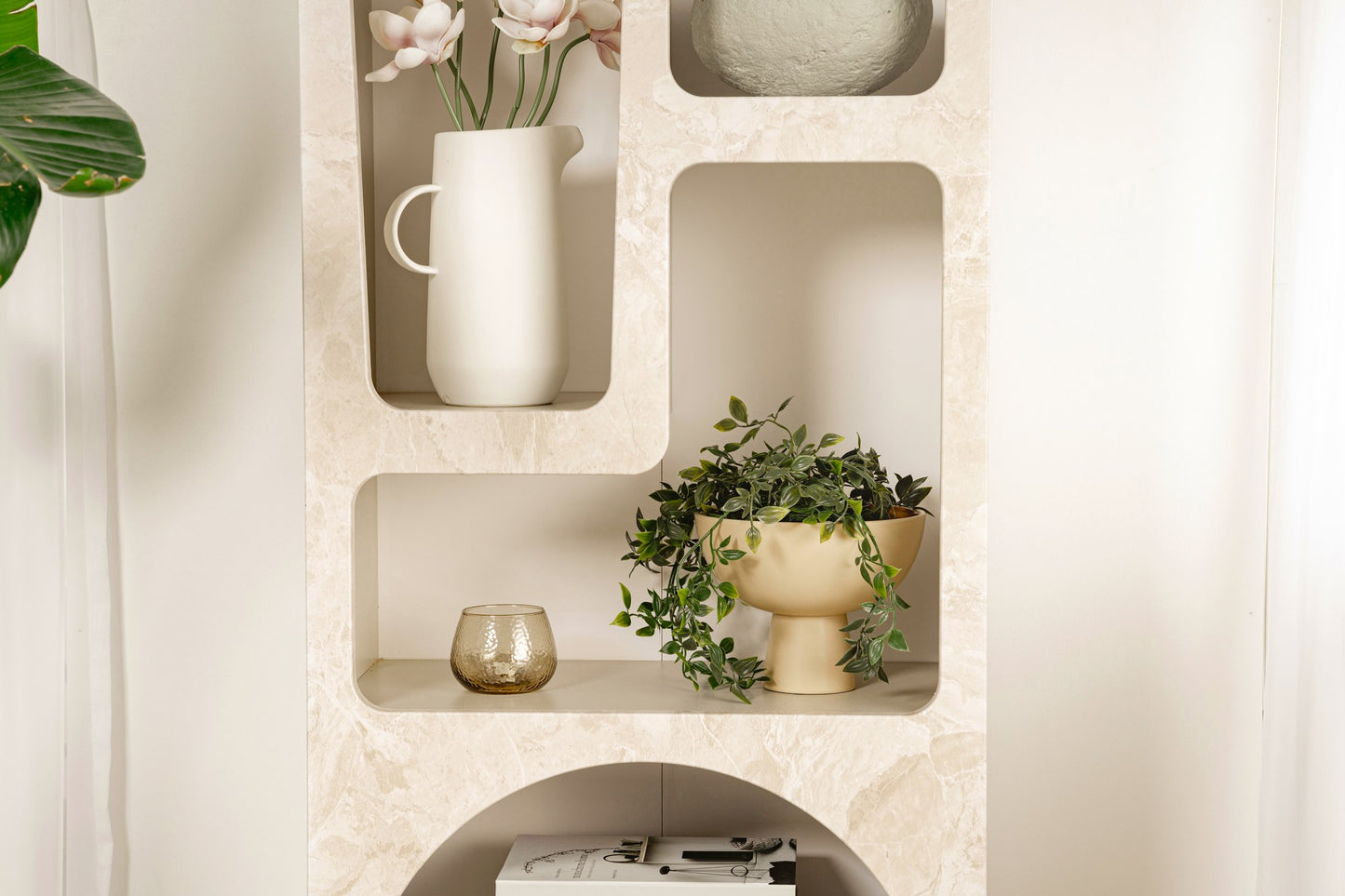 Venüs Bokhylla - Travertine