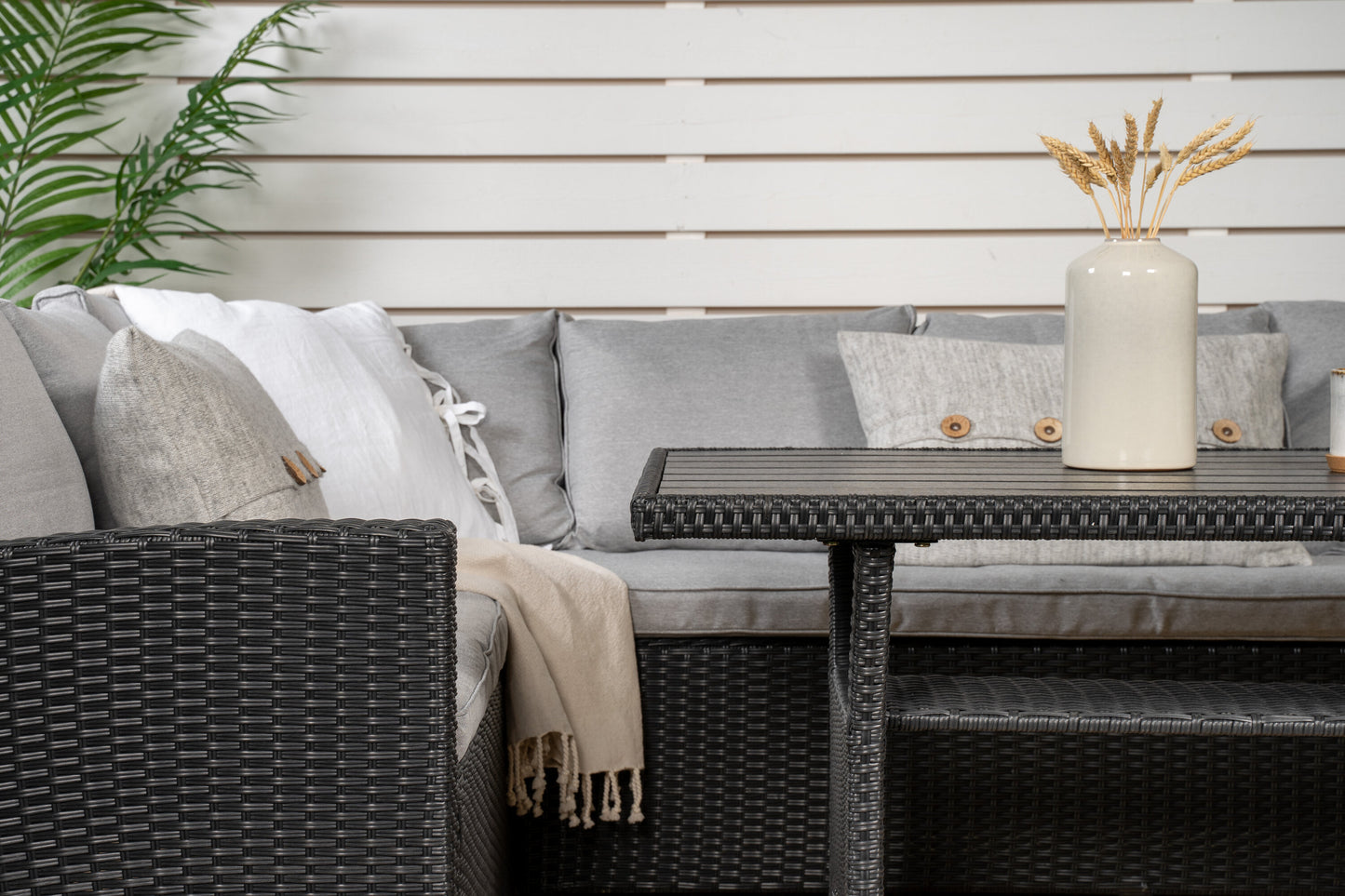 Brentwood Hörnsoffgrupp – Bord: H:67 L:145 W:75 Soffa: D:67 H:73 W:176x167