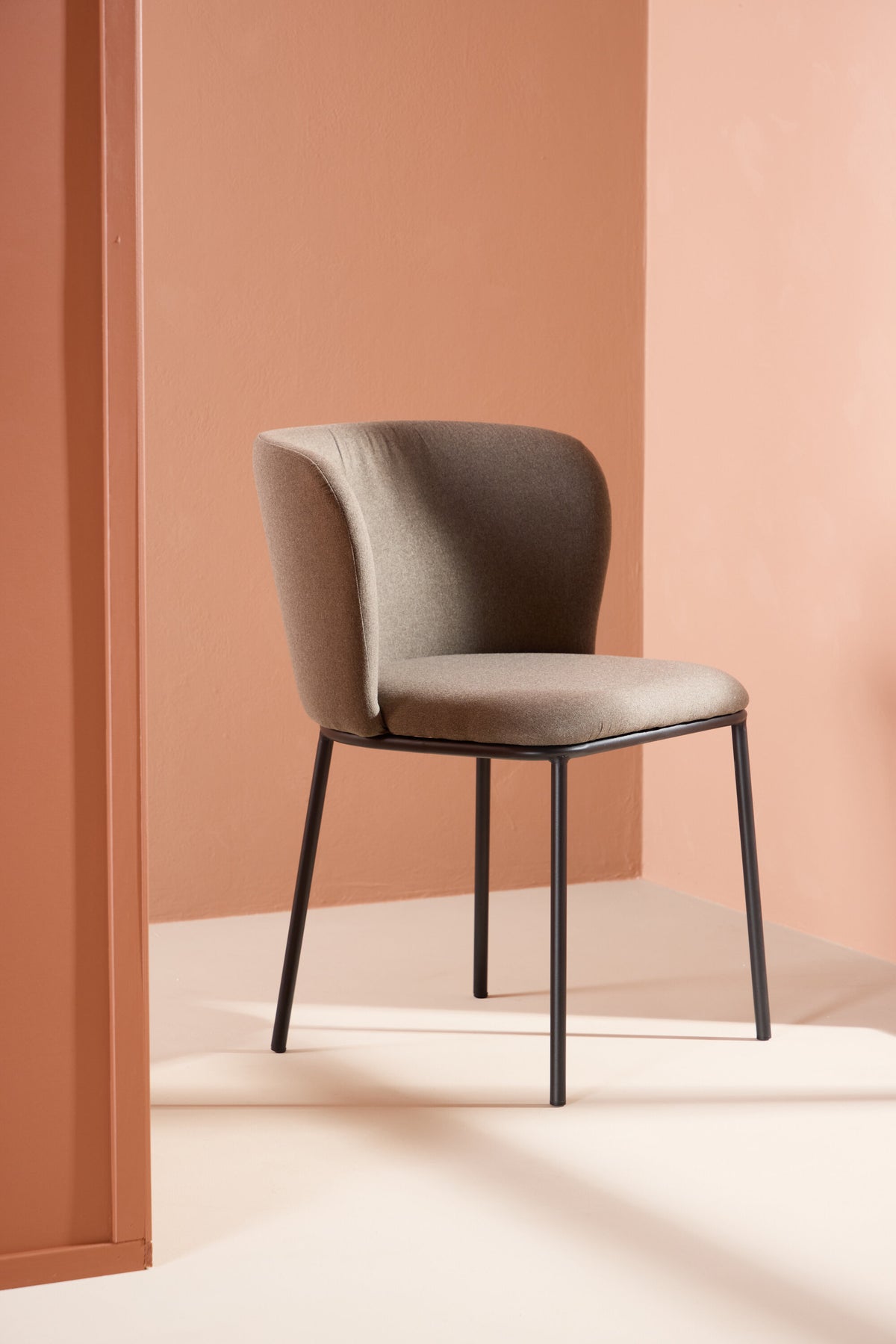 Edina Matstol – 60 x 77 x 53