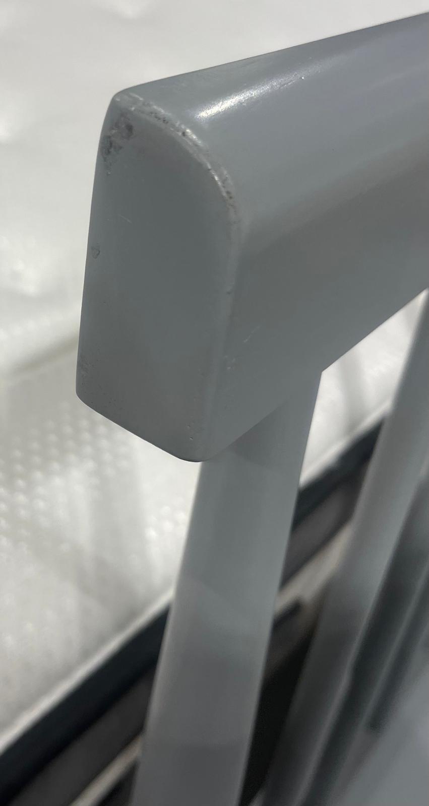 Bänk i trä- Ljusgrå