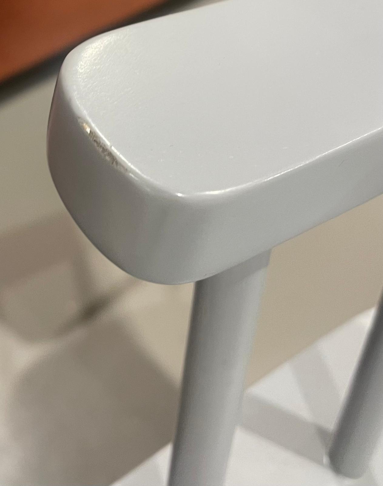 Bänk i trä- Ljusgrå