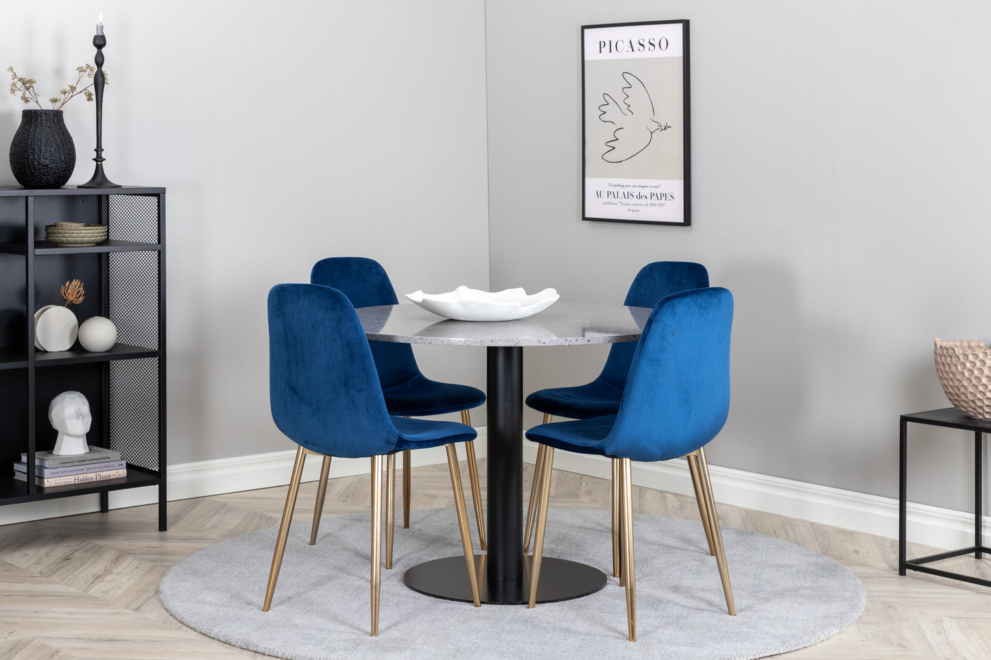 Razzia Matbord med Polar Stolarna – Bord: ⌀106 Stol: 52x86x44