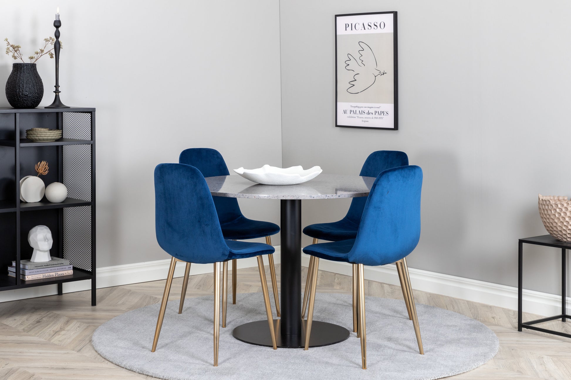 Razzia Matbord med Polar Stolarna – Bord: ⌀106 Stol: 52x86x44