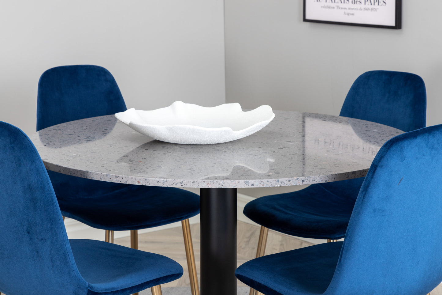 Razzia Matbord med Polar Stolarna – Bord: ⌀106 Stol: 52x86x44