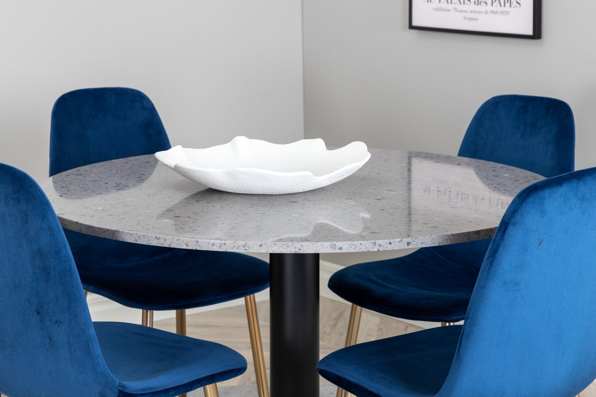 Razzia Matbord med Polar Stolarna – Bord: ⌀106 Stol: 52x86x44