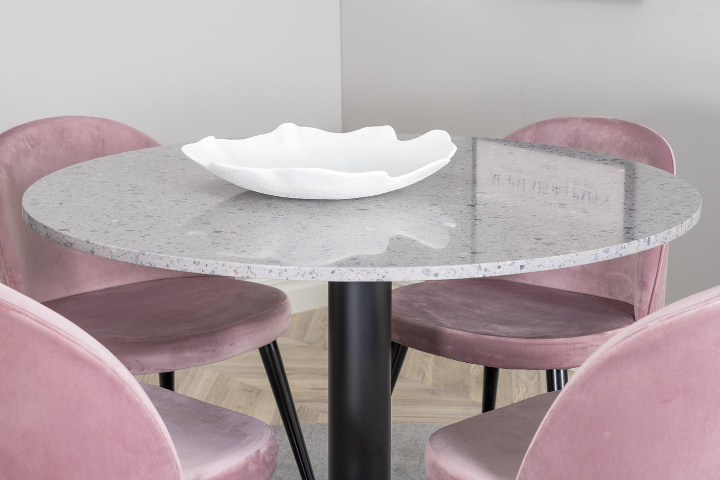 Razzia Matbord med Velvet Stolarna Matgrupp
