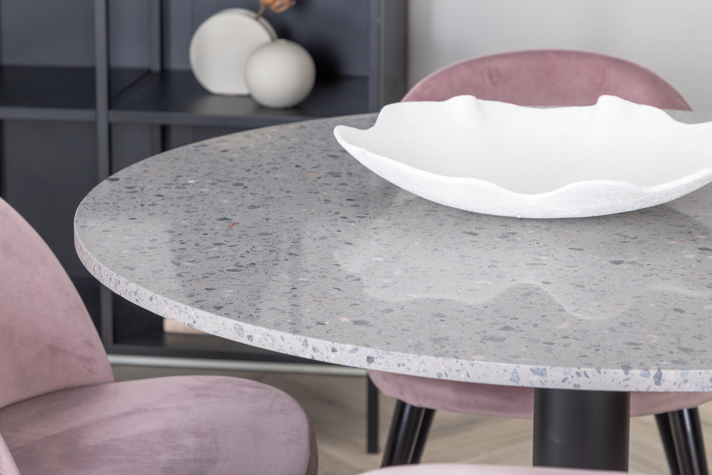 Razzia Matbord med Velvet Stolarna Matgrupp