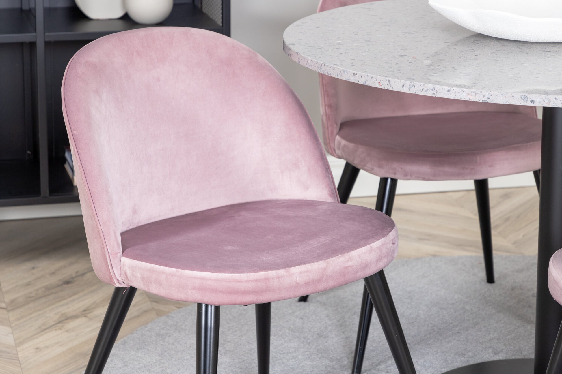 Razzia Matbord med Velvet Stolarna Matgrupp