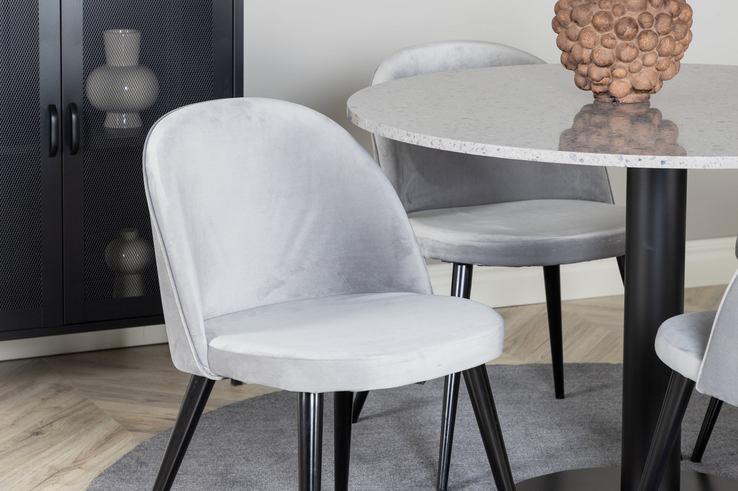 Razzia Matbord med Velvet Stolarna Matgrupp