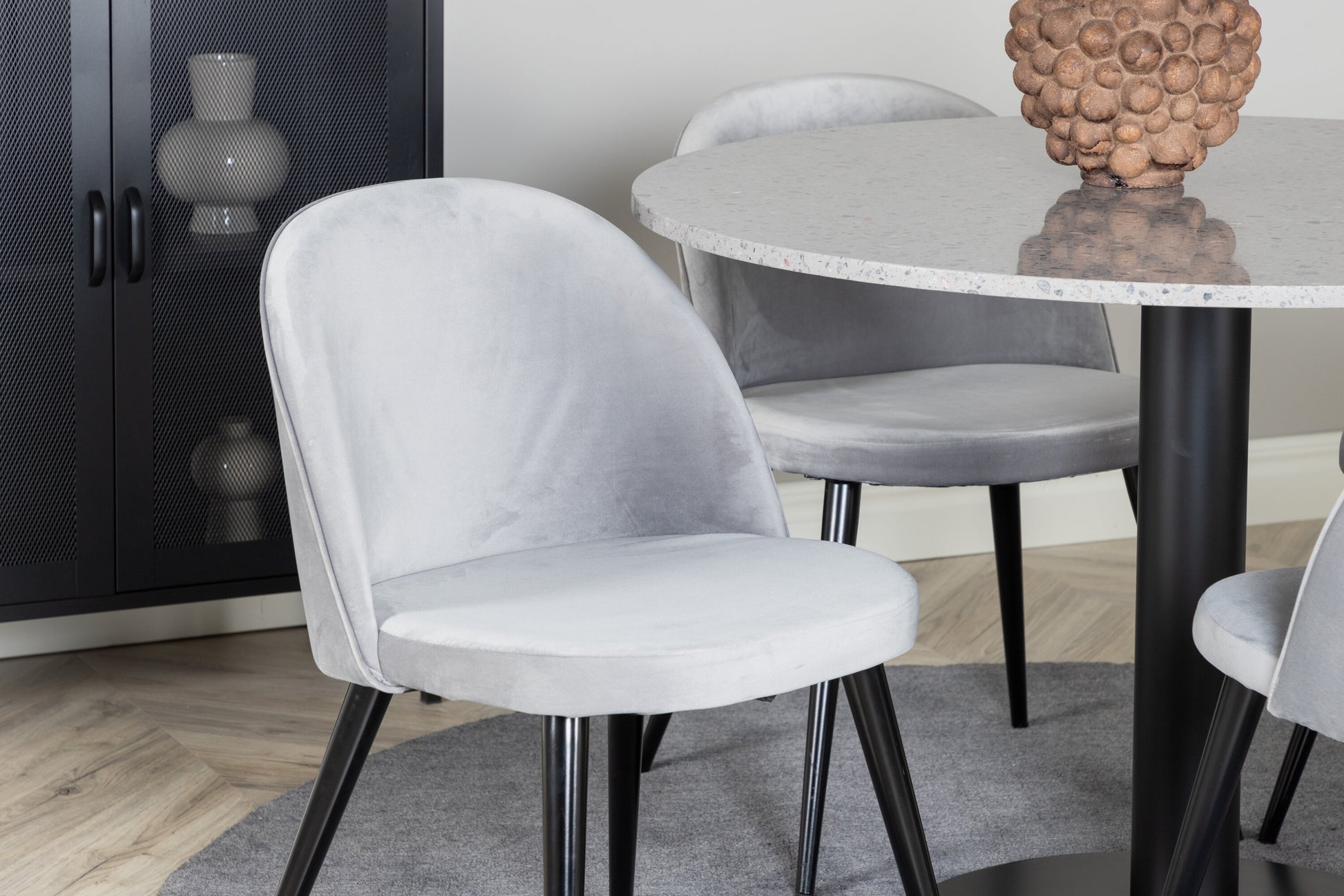 Razzia Matbord med Velvet Stolarna Matgrupp