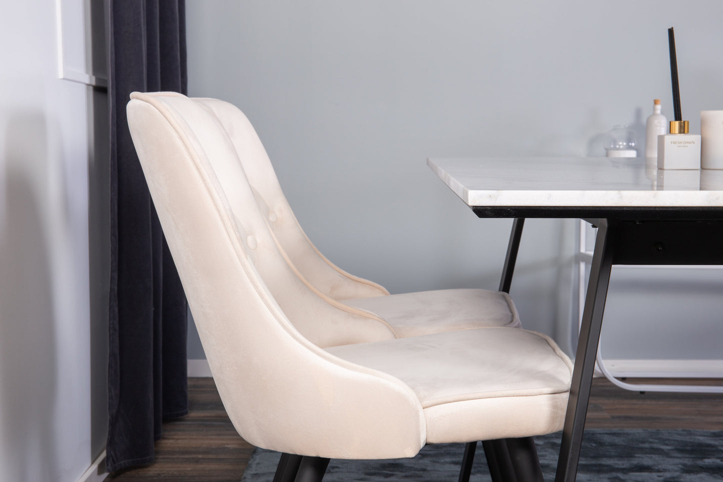 Estelle Matbord med Velvet Deluxe Stolarna Matgrupp