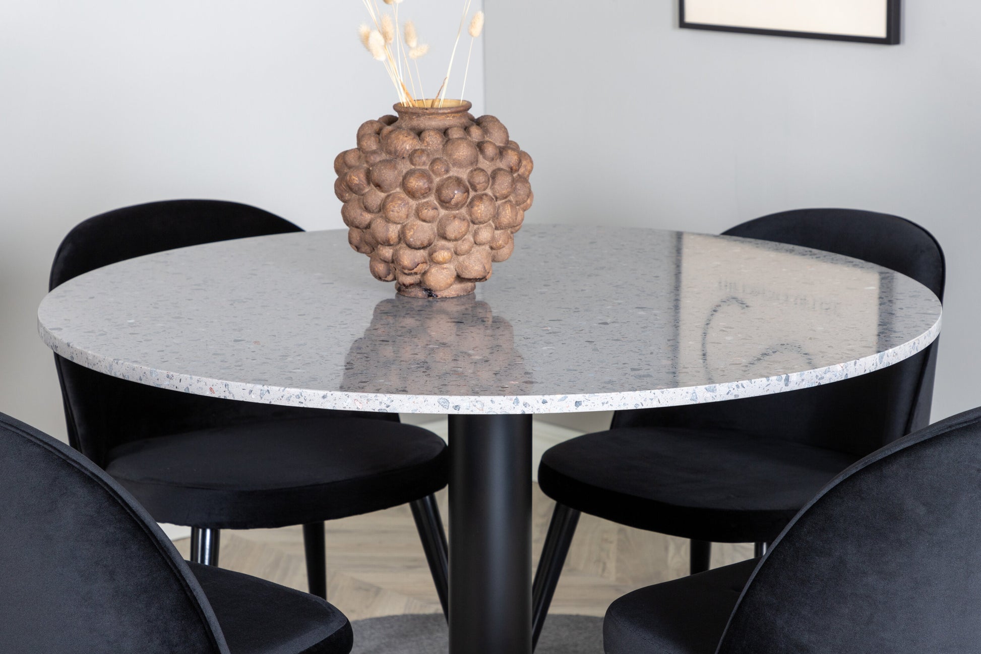 Razzia Matbord med Velvet Stolarna Matgrupp