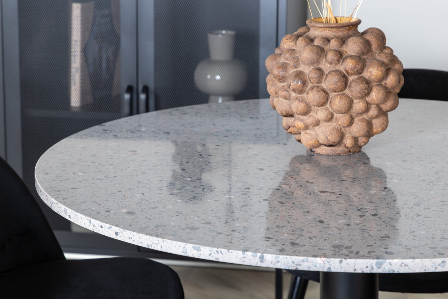 Razzia Matbord med Velvet Stolarna Matgrupp