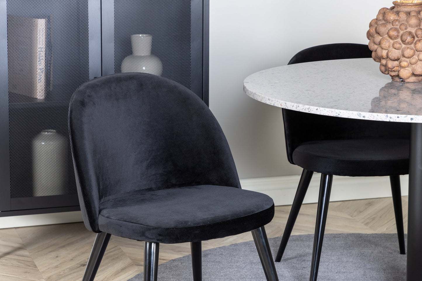 Razzia Matbord med Velvet Stolarna Matgrupp