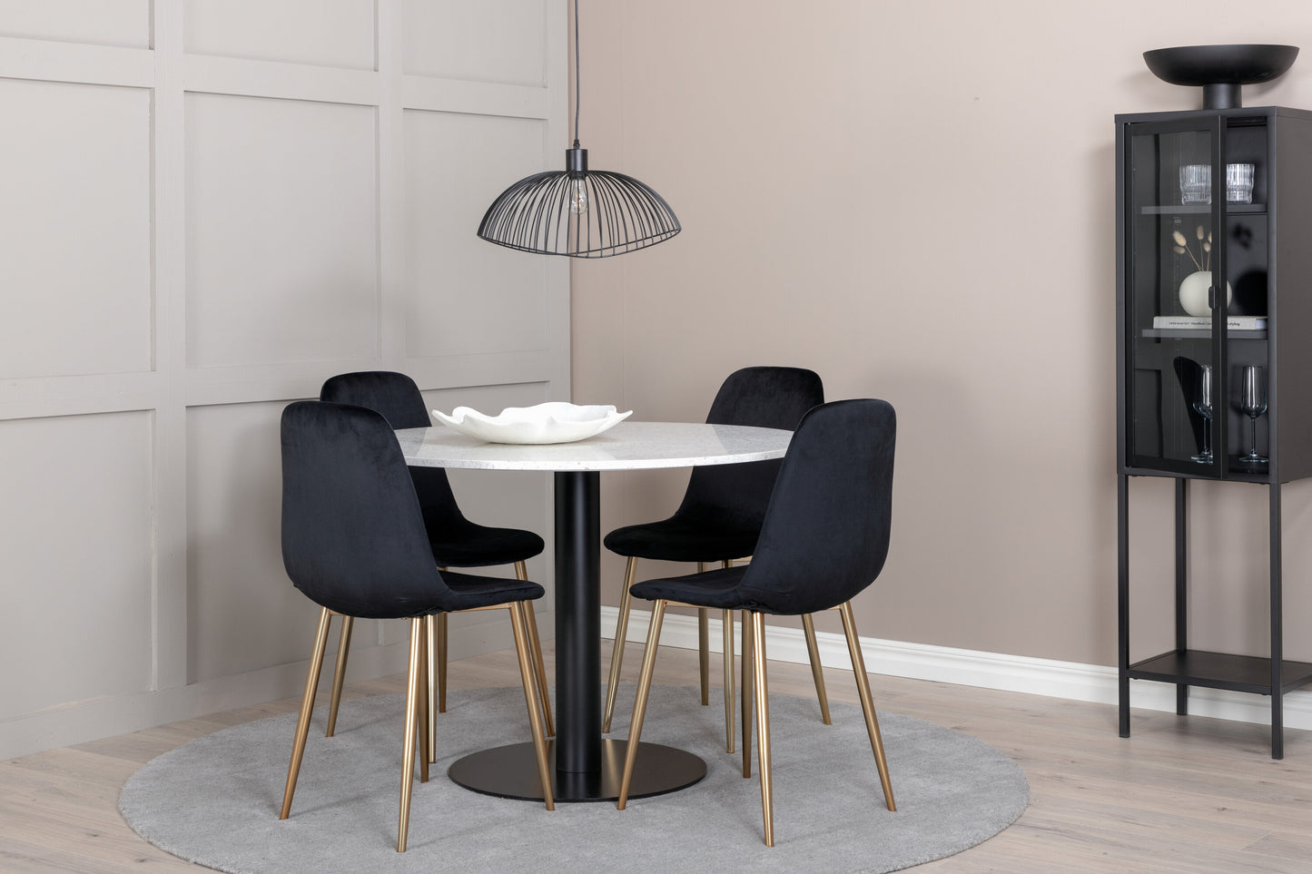 Razzia Matbord med Polar Stolarna – Bord: ⌀106 Stol: 52x86x44