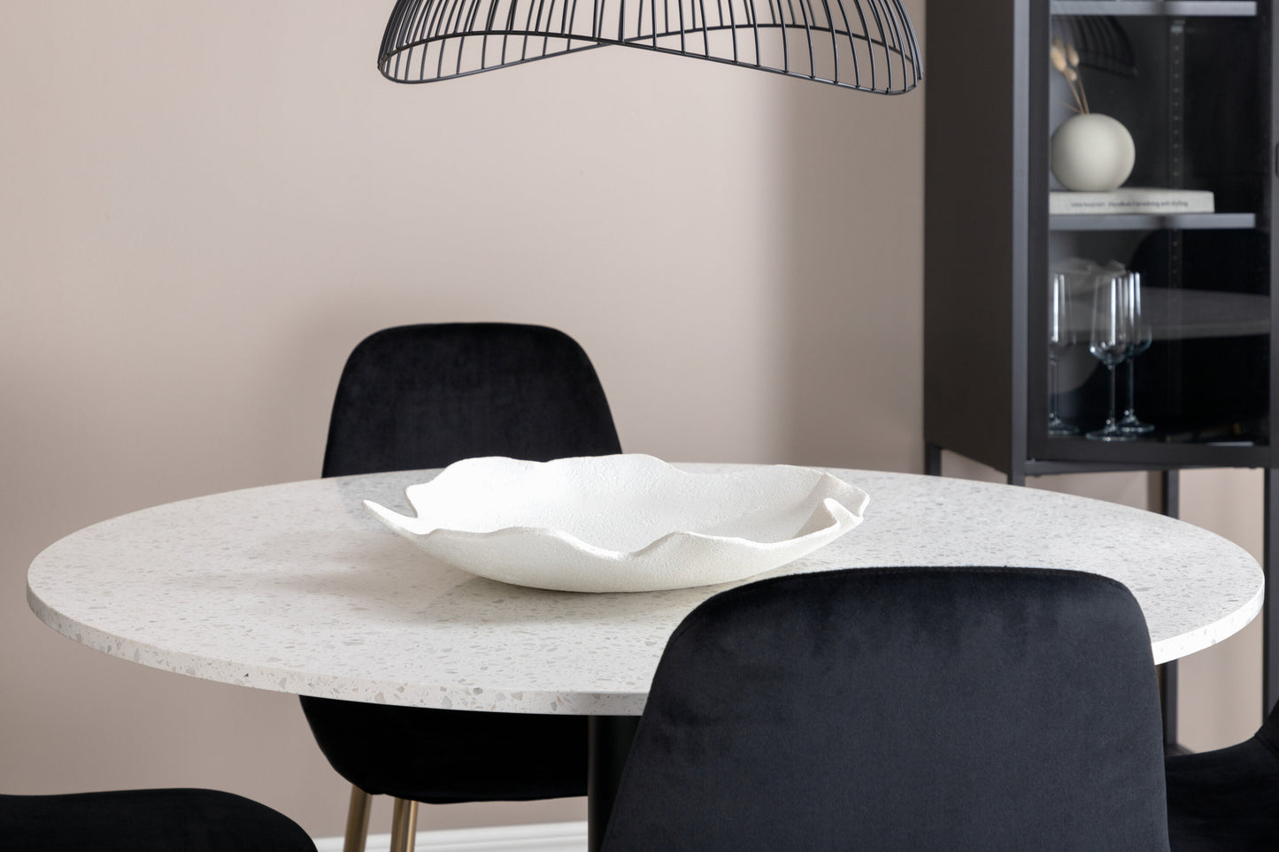 Razzia Matbord med Polar Stolarna – Bord: ⌀106 Stol: 52x86x44