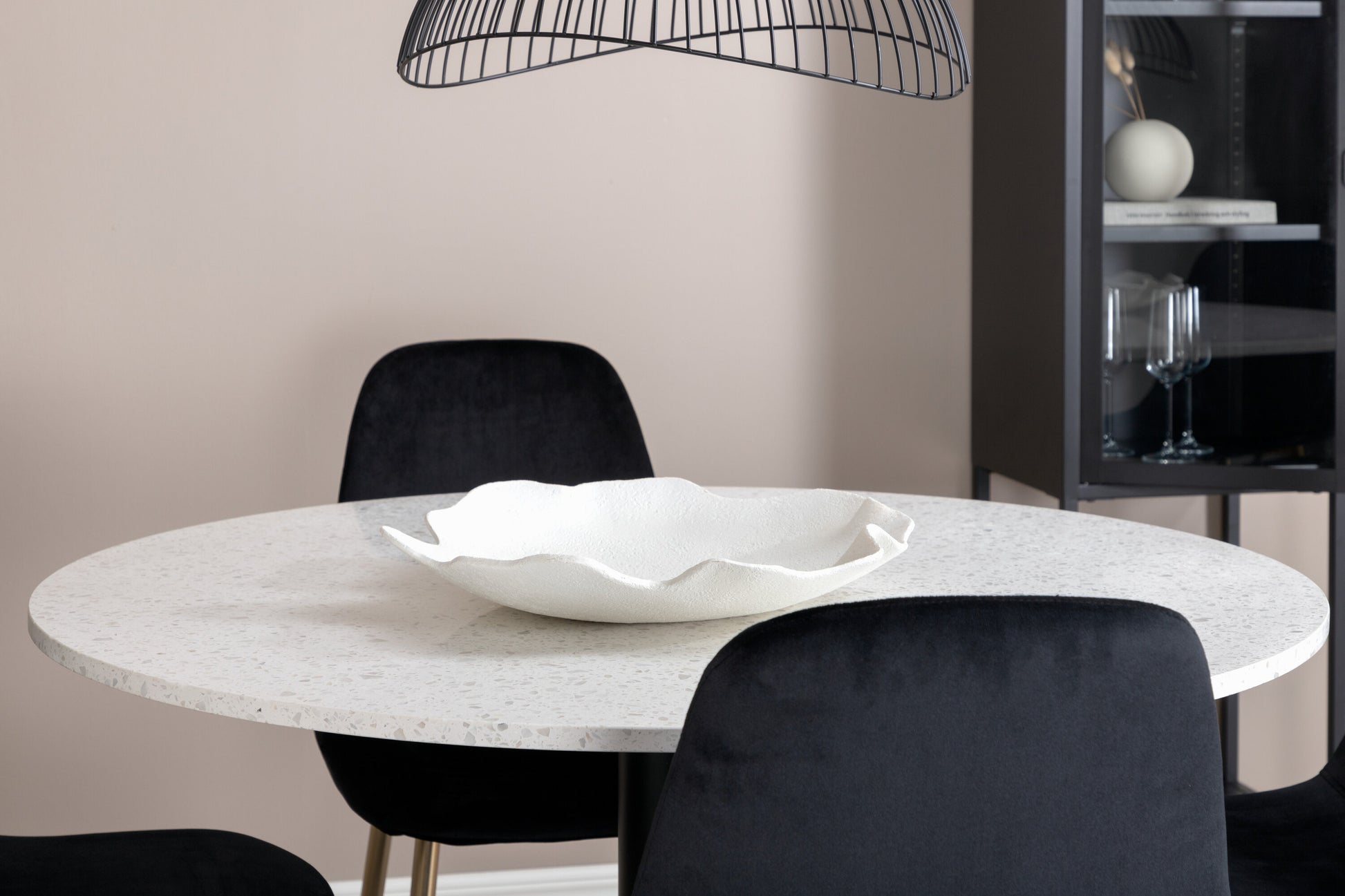 Razzia Matbord med Polar Stolarna – Bord: ⌀106 Stol: 52x86x44