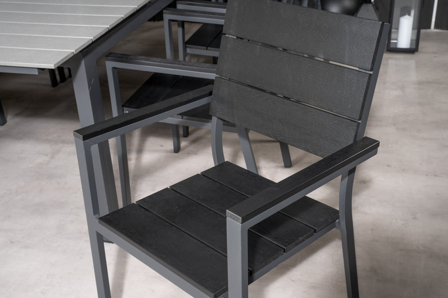 Matbordet Levels med stolarna Levels Matgrupp