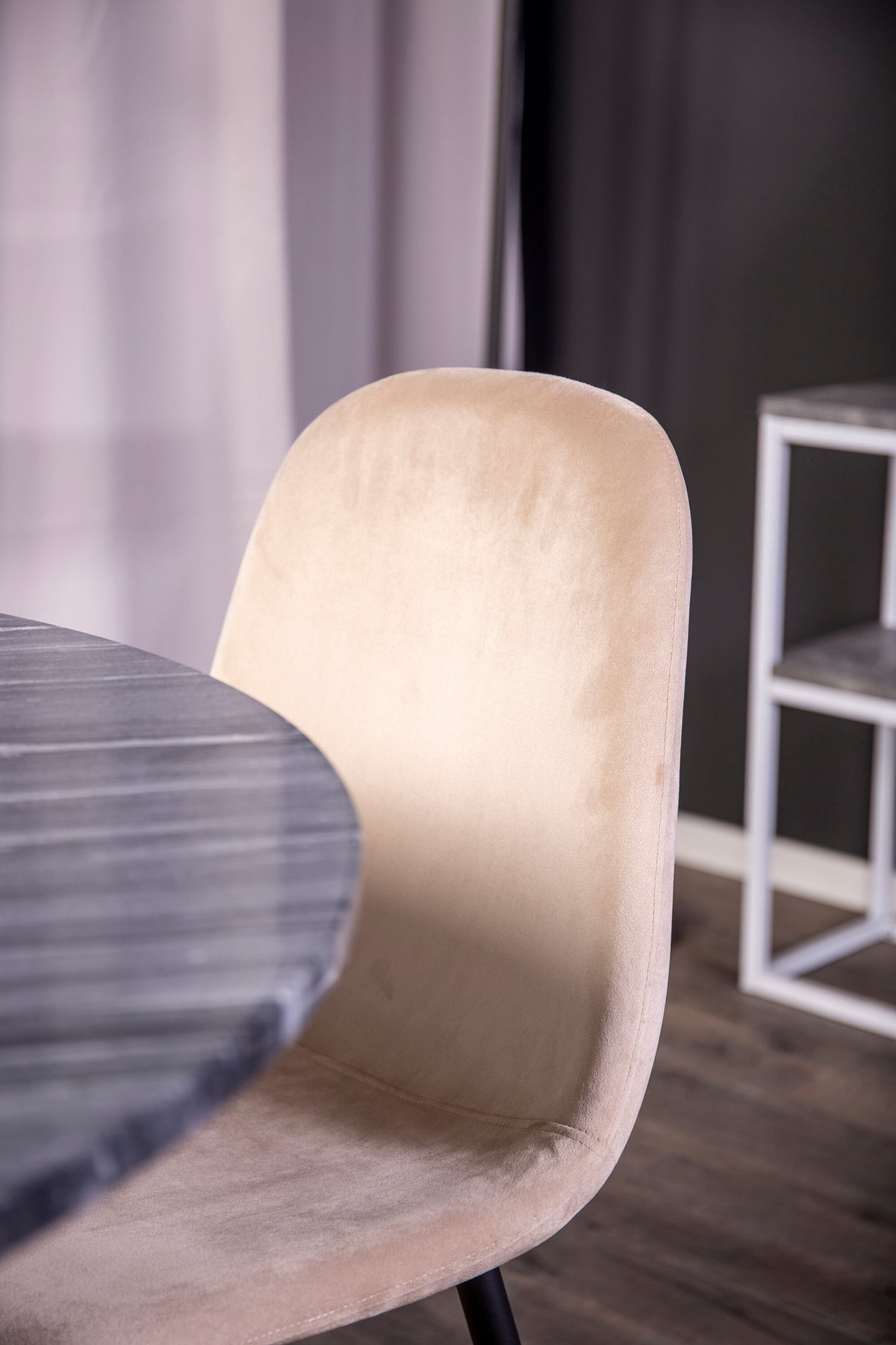 Estelle Matbord med Polar Stolarna – Bord: ⌀106 Stol: 53,3x88x42,5