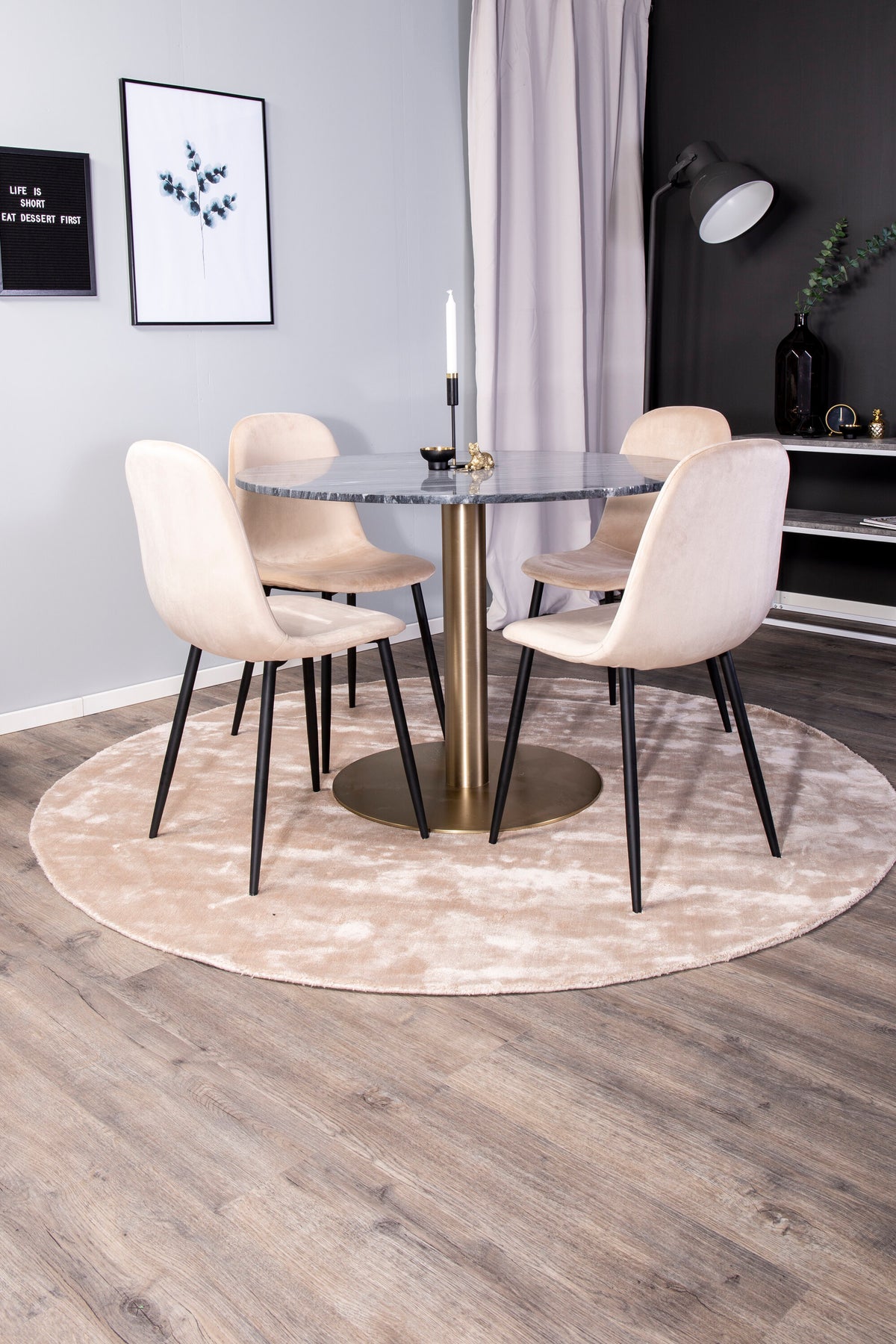 Estelle Matbord med Polar Stolarna – Bord: ⌀106 Stol: 53,3x88x42,5