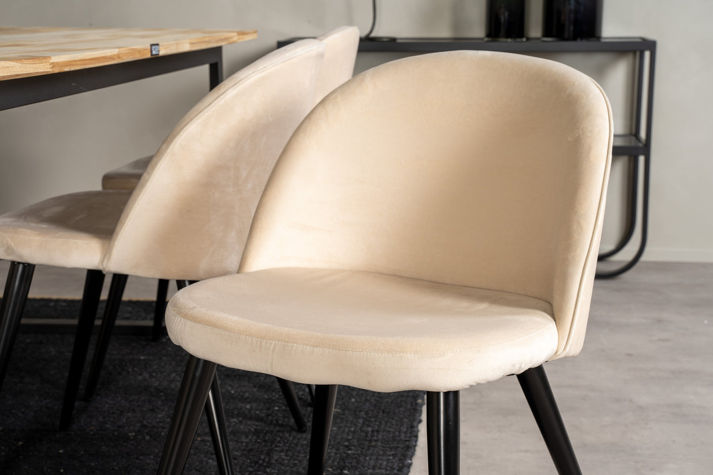 Cirebon Matbord med Velvet Stolarna Matgrupp