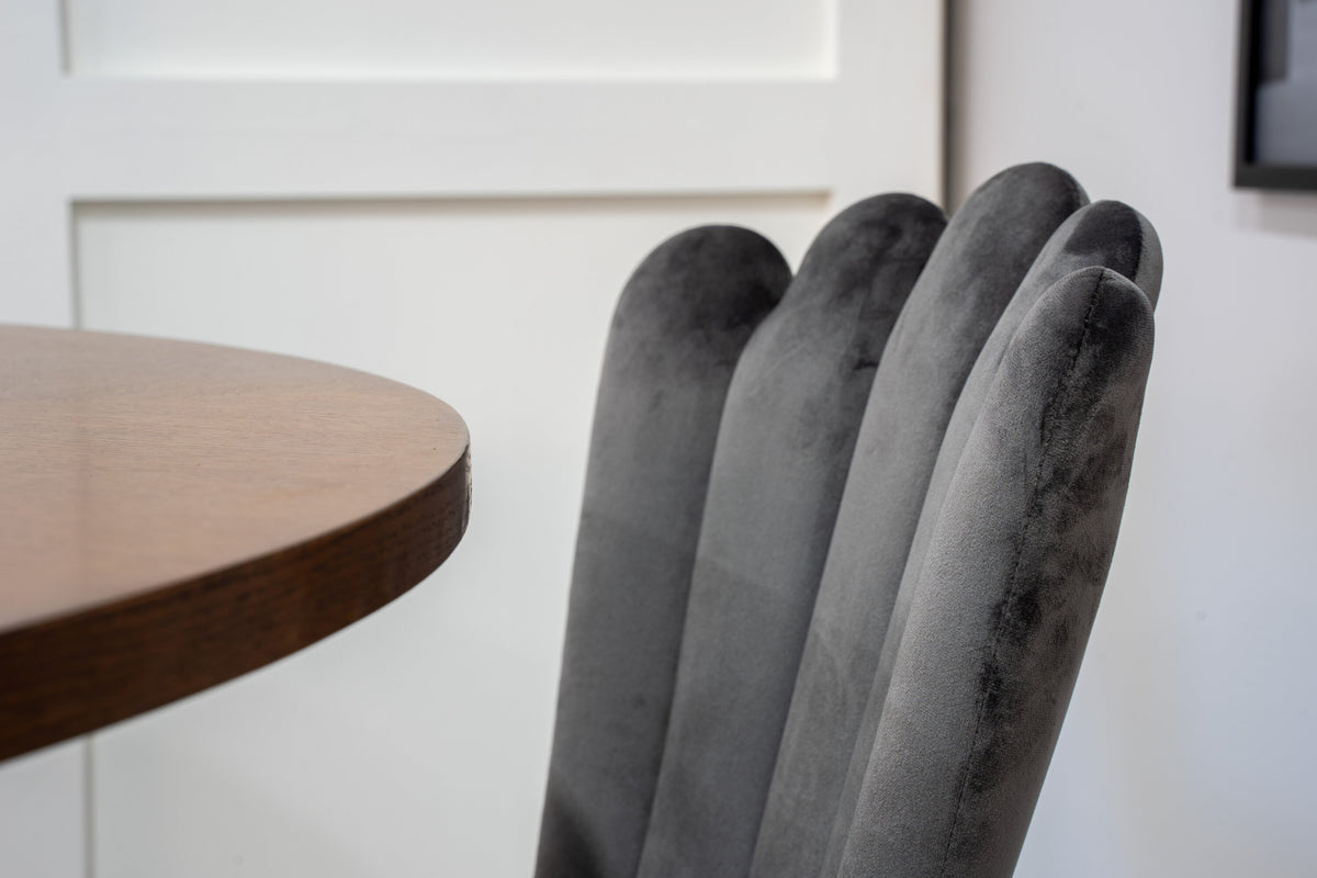 Copenhagen Matbord med Limhamn Stolarna – Bord: ⌀140 Stol: 54x82,5x44,5