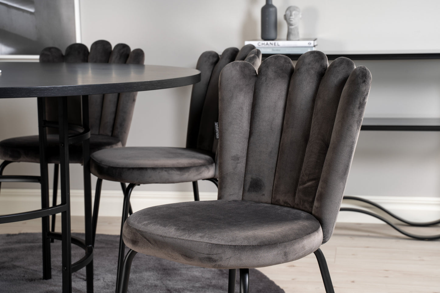 Copenhagen Matbord med Limhamn Stolarna – Bord: ⌀140 Stol: 54x82,5x44,5