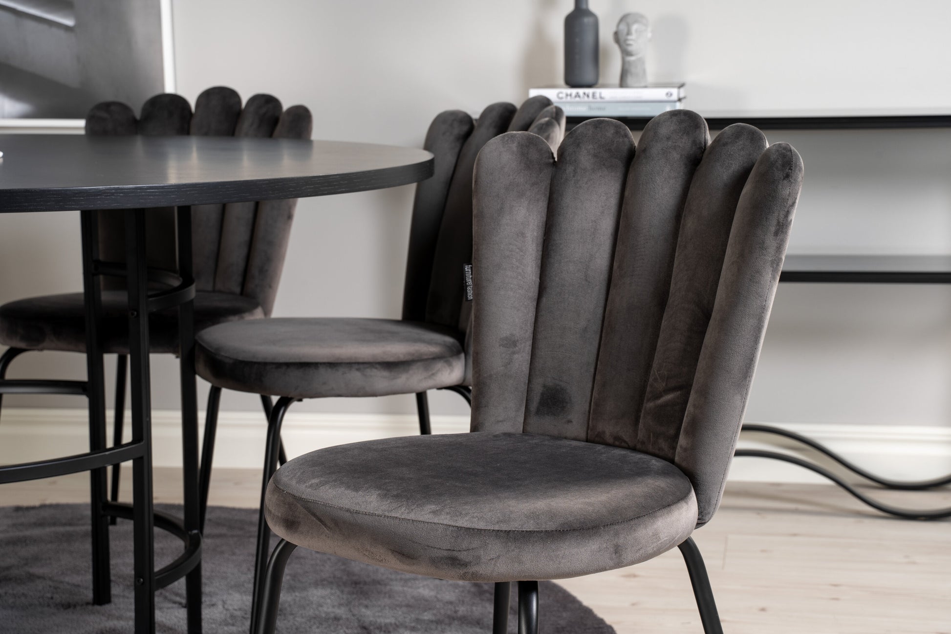 Copenhagen Matbord med Limhamn Stolarna – Bord: ⌀140 Stol: 54x82,5x44,5