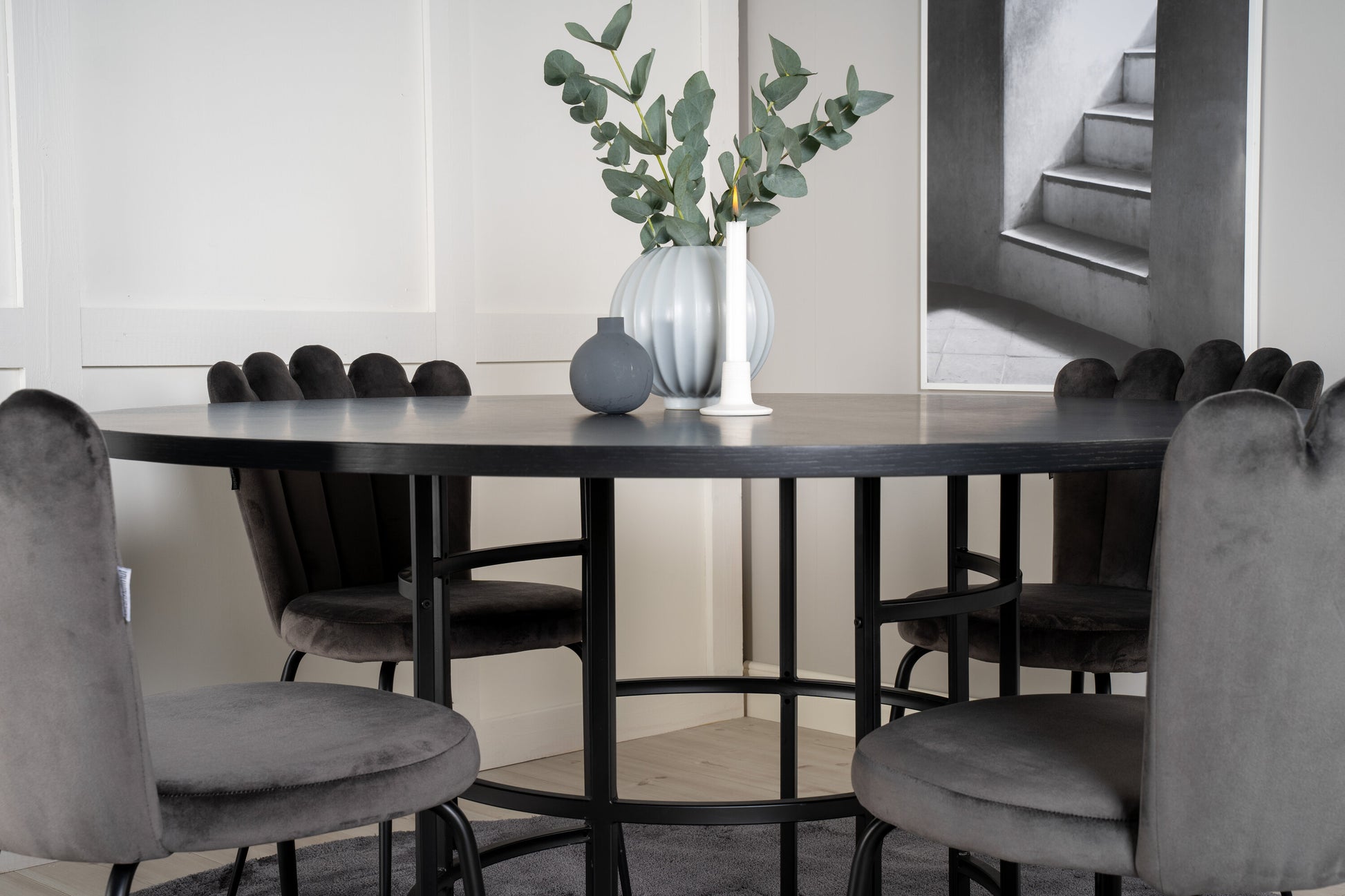 Copenhagen Matbord med Limhamn Stolarna – Bord: ⌀140 Stol: 54x82,5x44,5