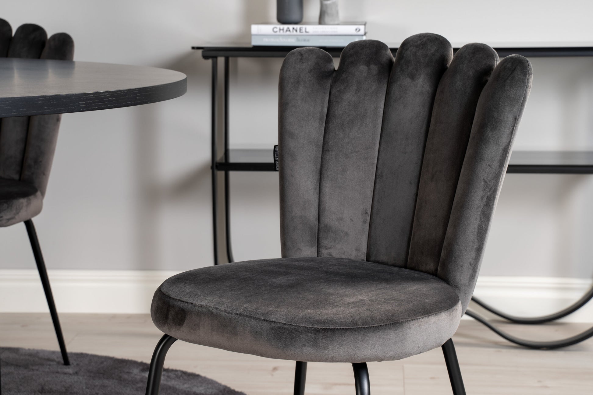 Copenhagen Matbord med Limhamn Stolarna – Bord: ⌀140 Stol: 54x82,5x44,5