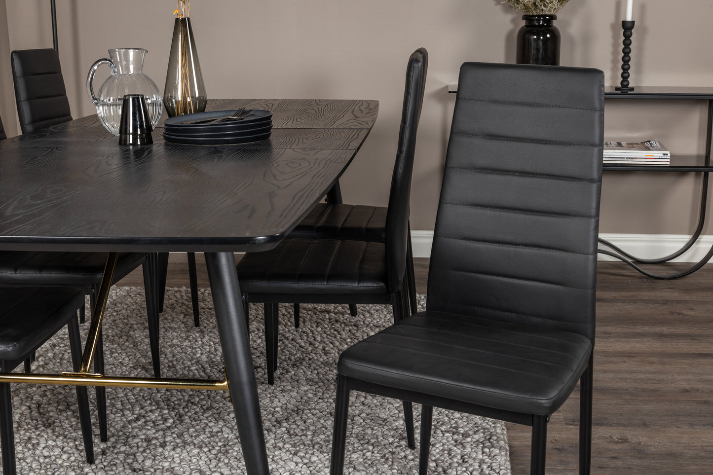 Gold Matbord med Slim Stolarna Matgrupp