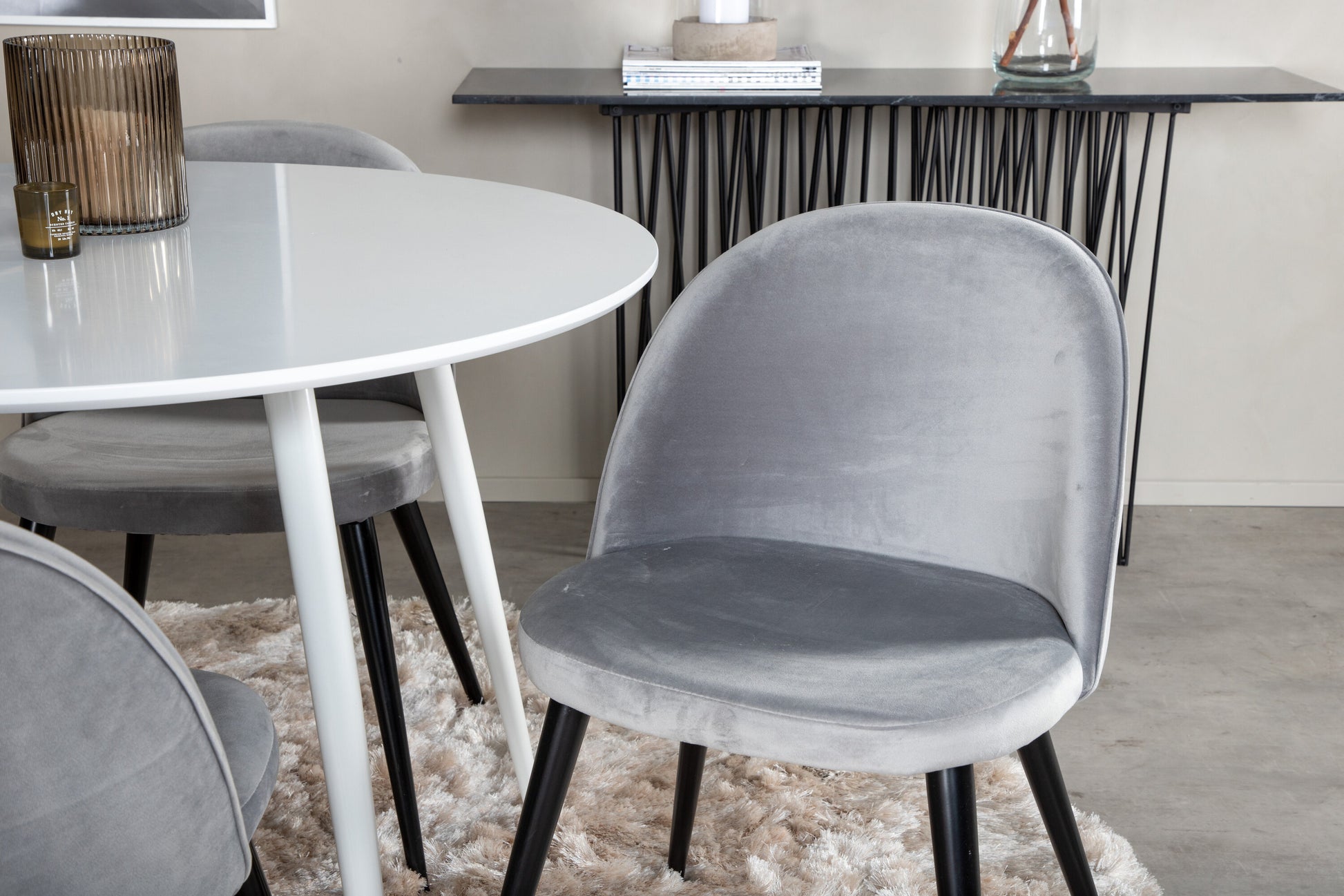 Plaza Matbord med Velvet Stolarna – Bord: ⌀100 Stol: 57x76,5x50