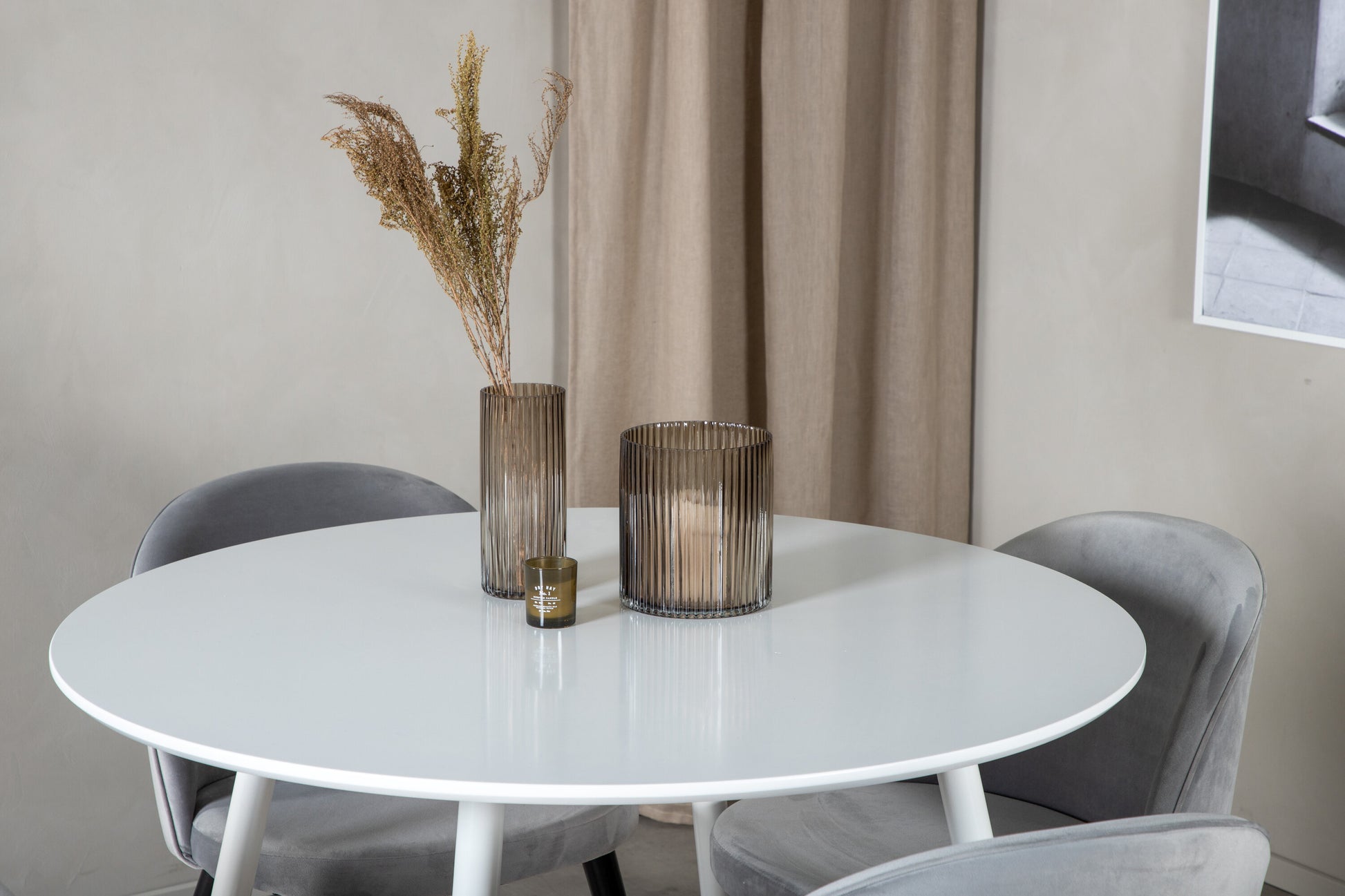 Plaza Matbord med Velvet Stolarna – Bord: ⌀100 Stol: 57x76,5x50