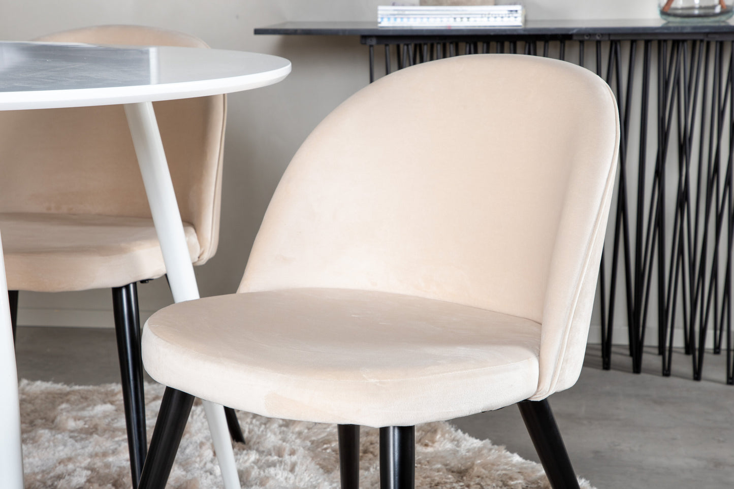 Plaza Matbord med Velvet Stolarna – Bord: ⌀100 Stol: 57x76,5x50