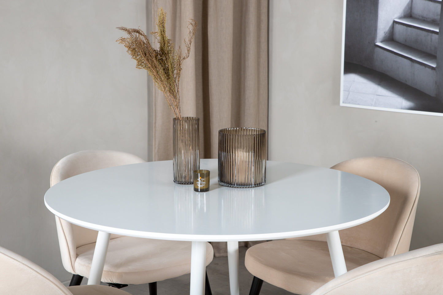 Plaza Matbord med Velvet Stolarna – Bord: ⌀100 Stol: 57x76,5x50