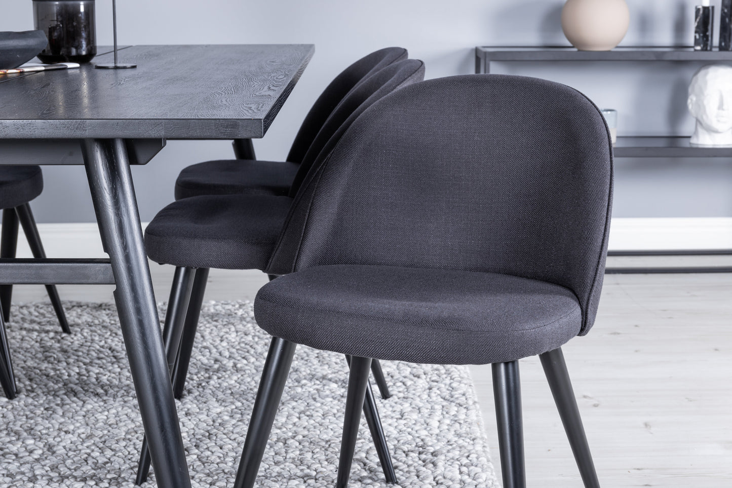 Sleek Matbord med Velvet Stolarna Matgrupp
