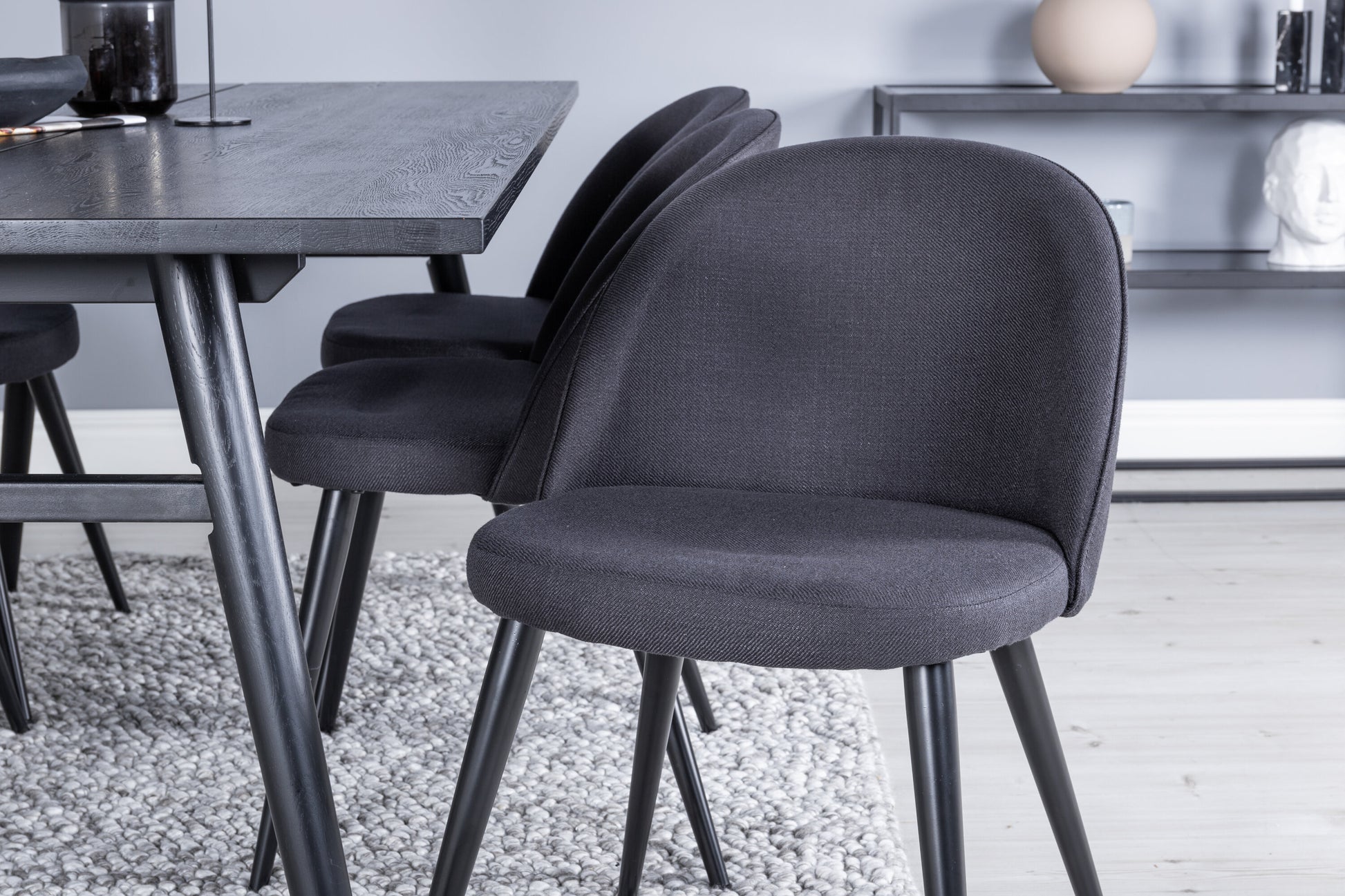 Sleek Matbord med Velvet Stolarna Matgrupp