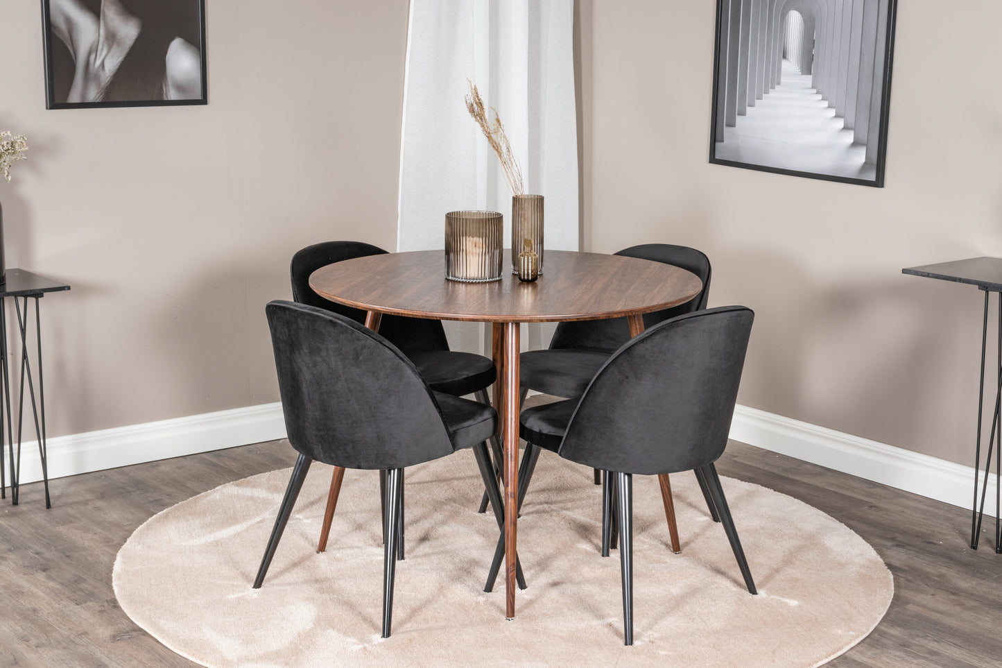 Plaza Matbord med Velvet Stolarna – Bord: ⌀100 Stol: 57x76,5x50