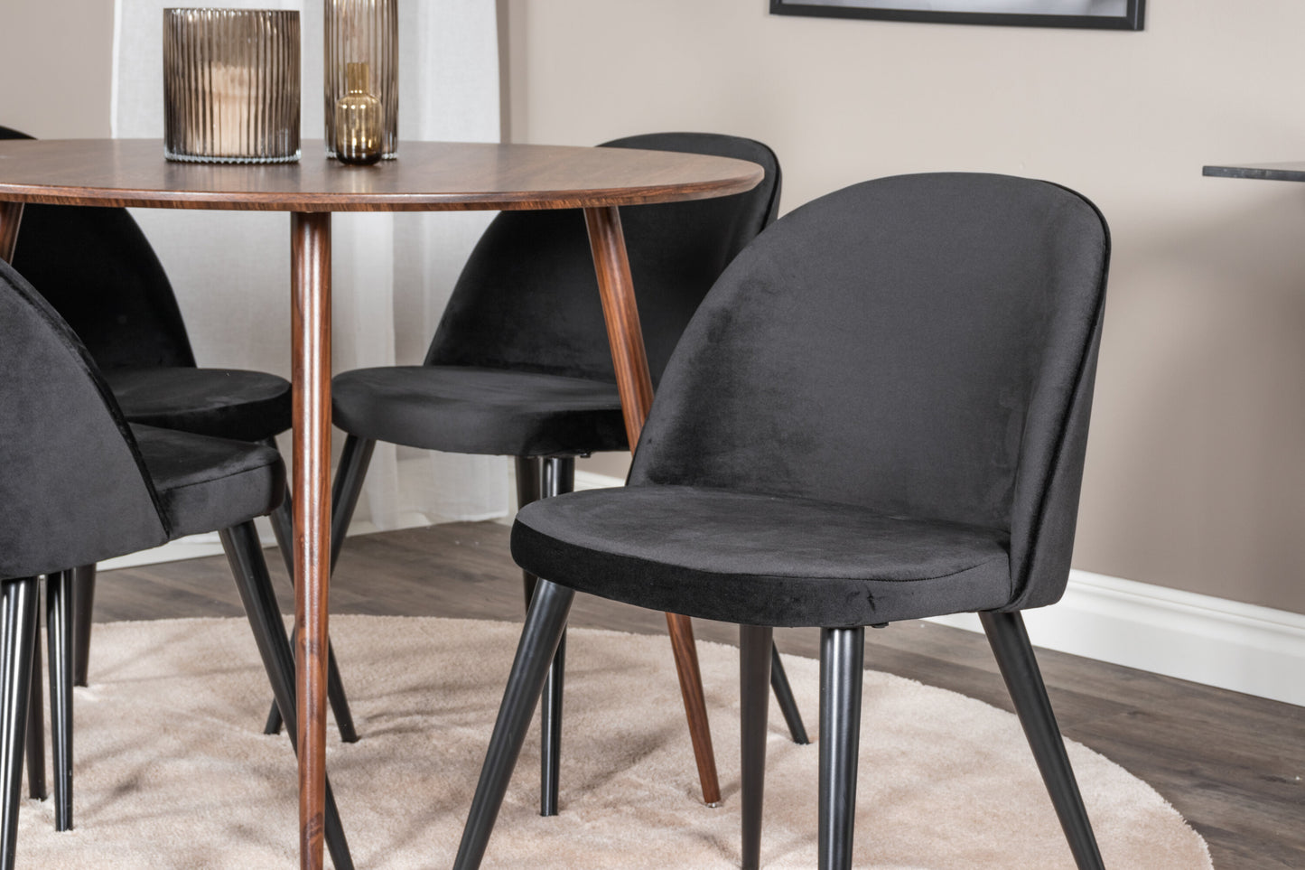 Plaza Matbord med Velvet Stolarna – Bord: ⌀100 Stol: 57x76,5x50