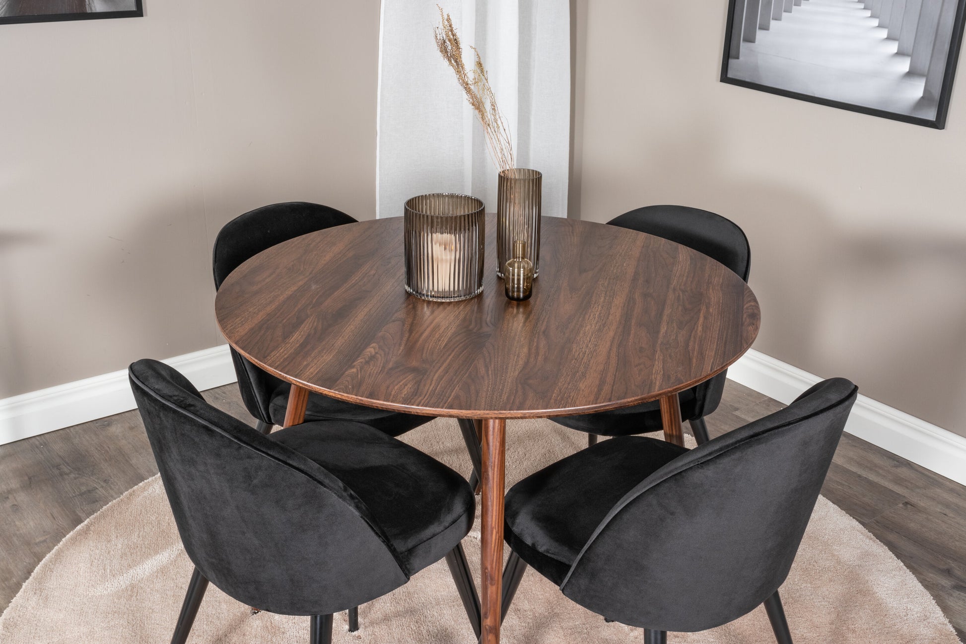 Plaza Matbord med Velvet Stolarna – Bord: ⌀100 Stol: 57x76,5x50
