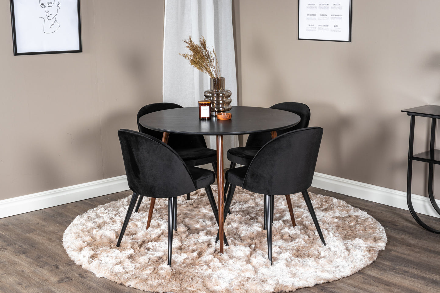 Plaza Matbord med Velvet Stolarna – Bord: ⌀100 Stol: 57x76,5x50