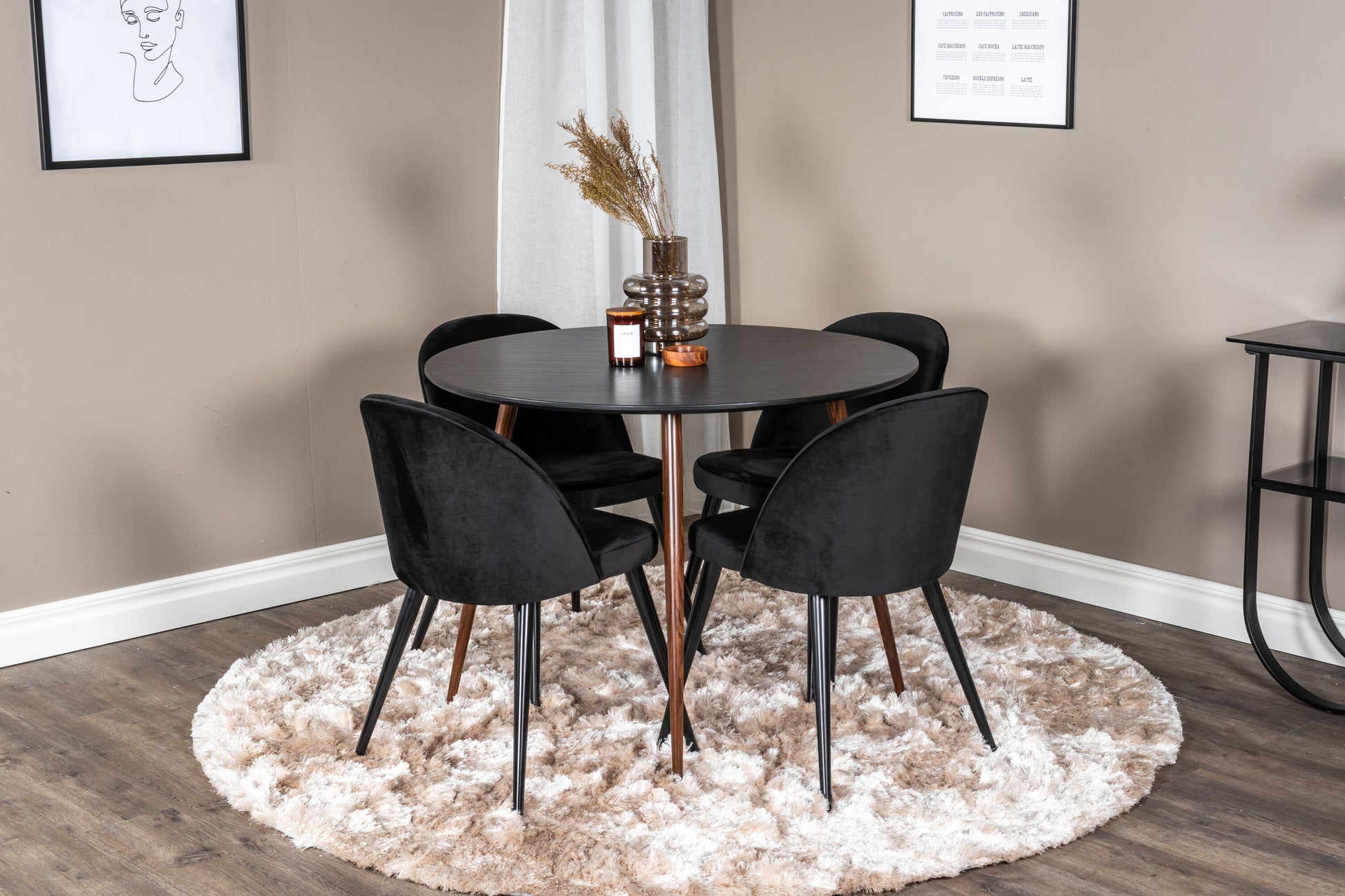 Plaza Matbord med Velvet Stolarna – Bord: ⌀100 Stol: 57x76,5x50