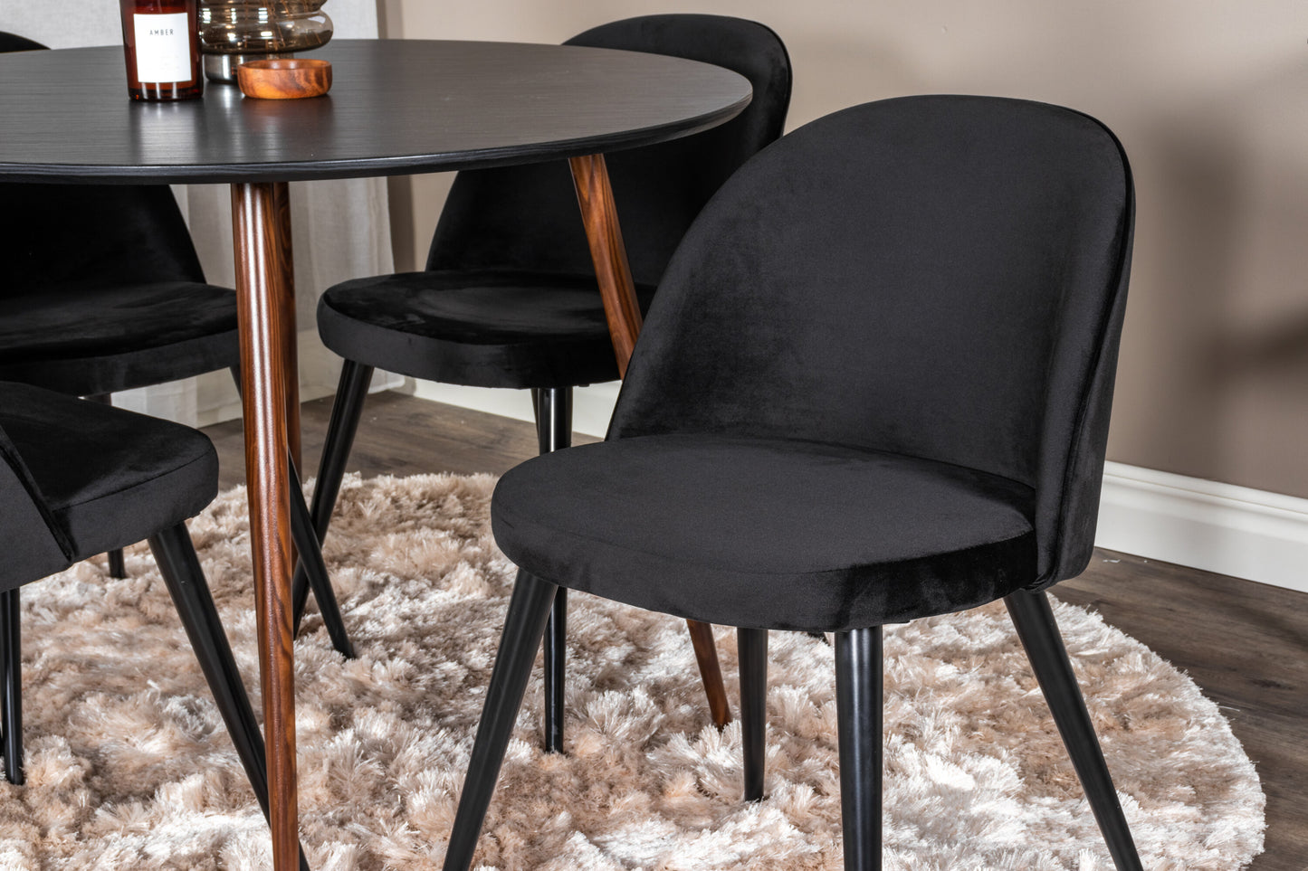 Plaza Matbord med Velvet Stolarna – Bord: ⌀100 Stol: 57x76,5x50
