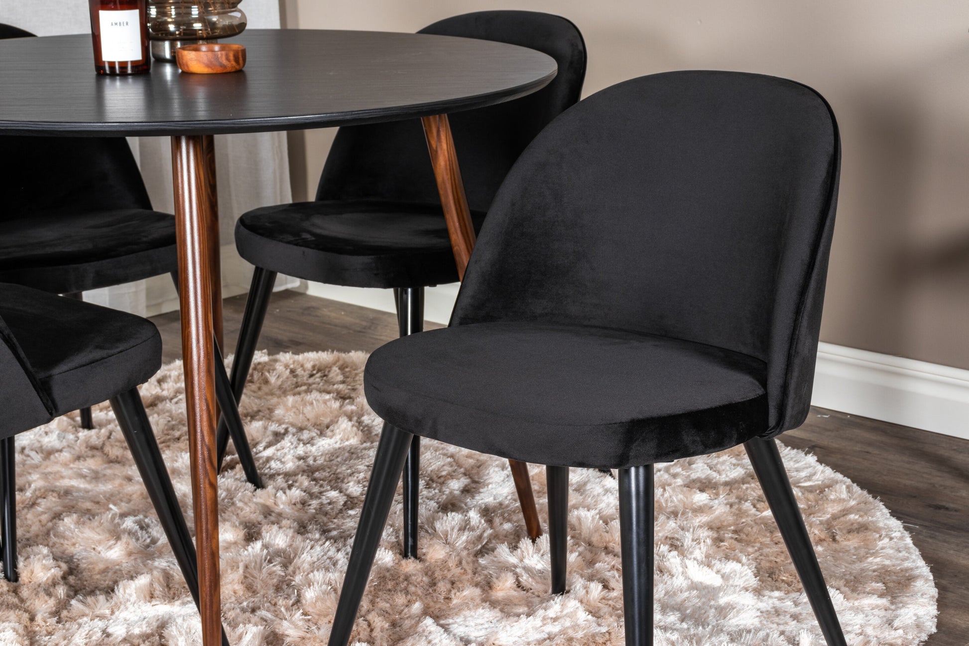 Plaza Matbord med Velvet Stolarna – Bord: ⌀100 Stol: 57x76,5x50
