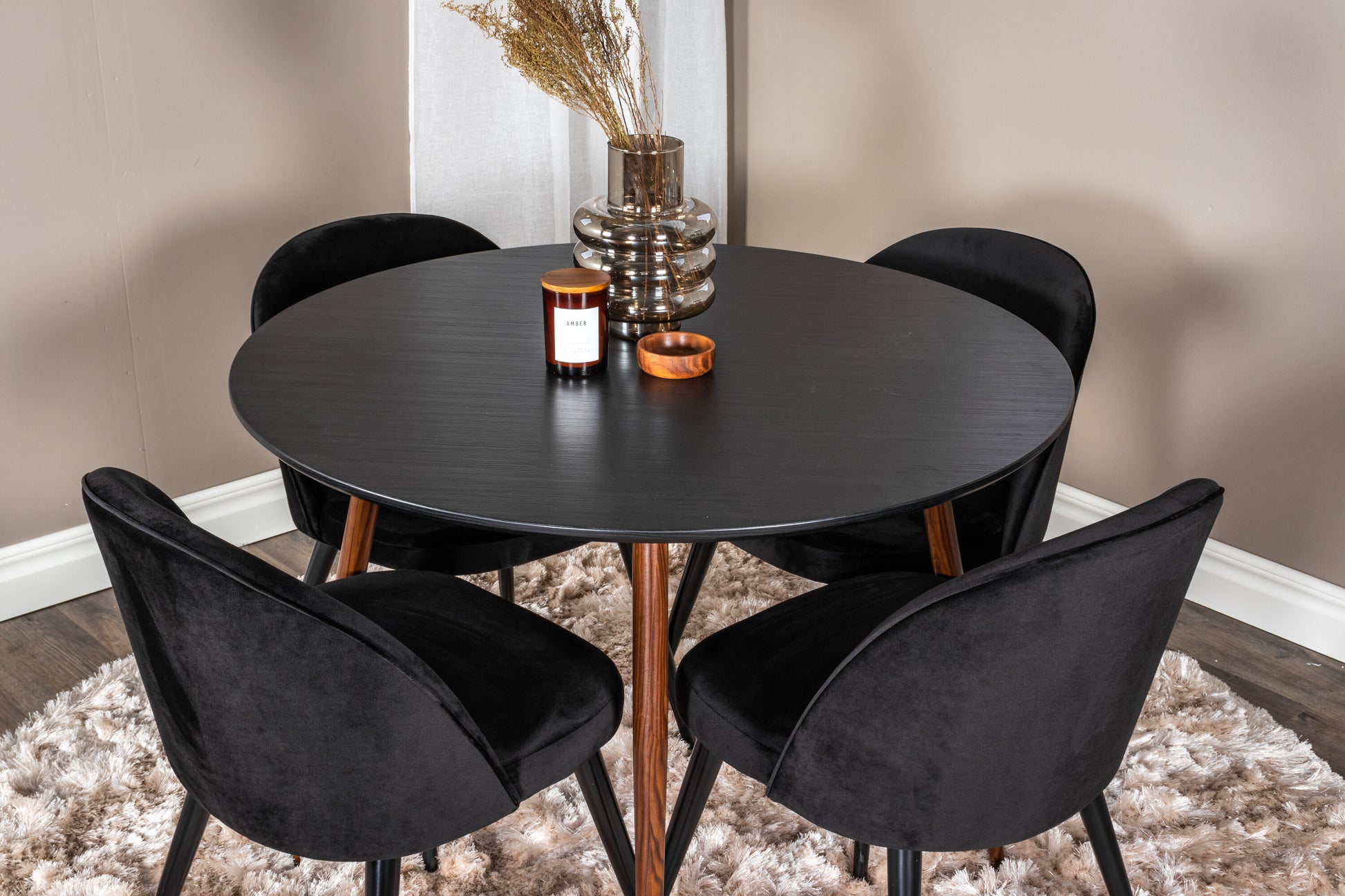 Plaza Matbord med Velvet Stolarna – Bord: ⌀100 Stol: 57x76,5x50
